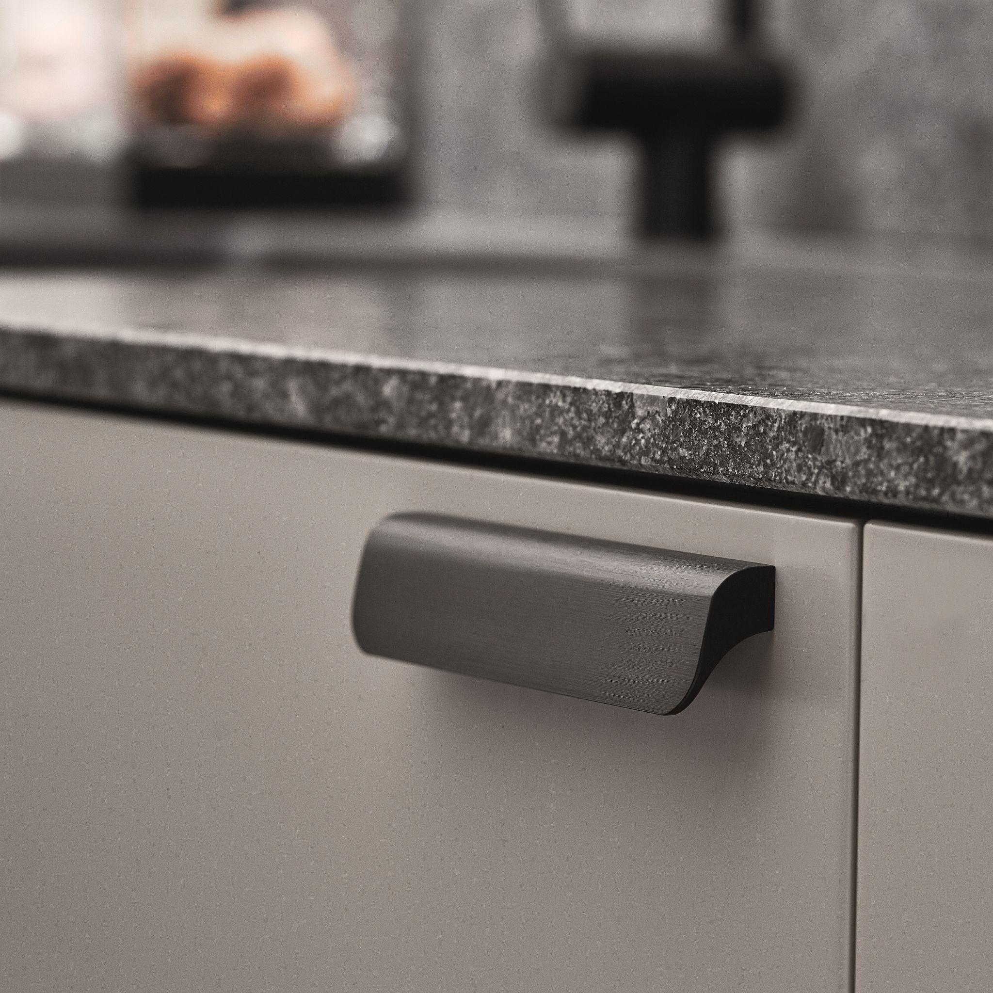 Fall | Greb i Børstet Mat Sort Furnipart FINICC