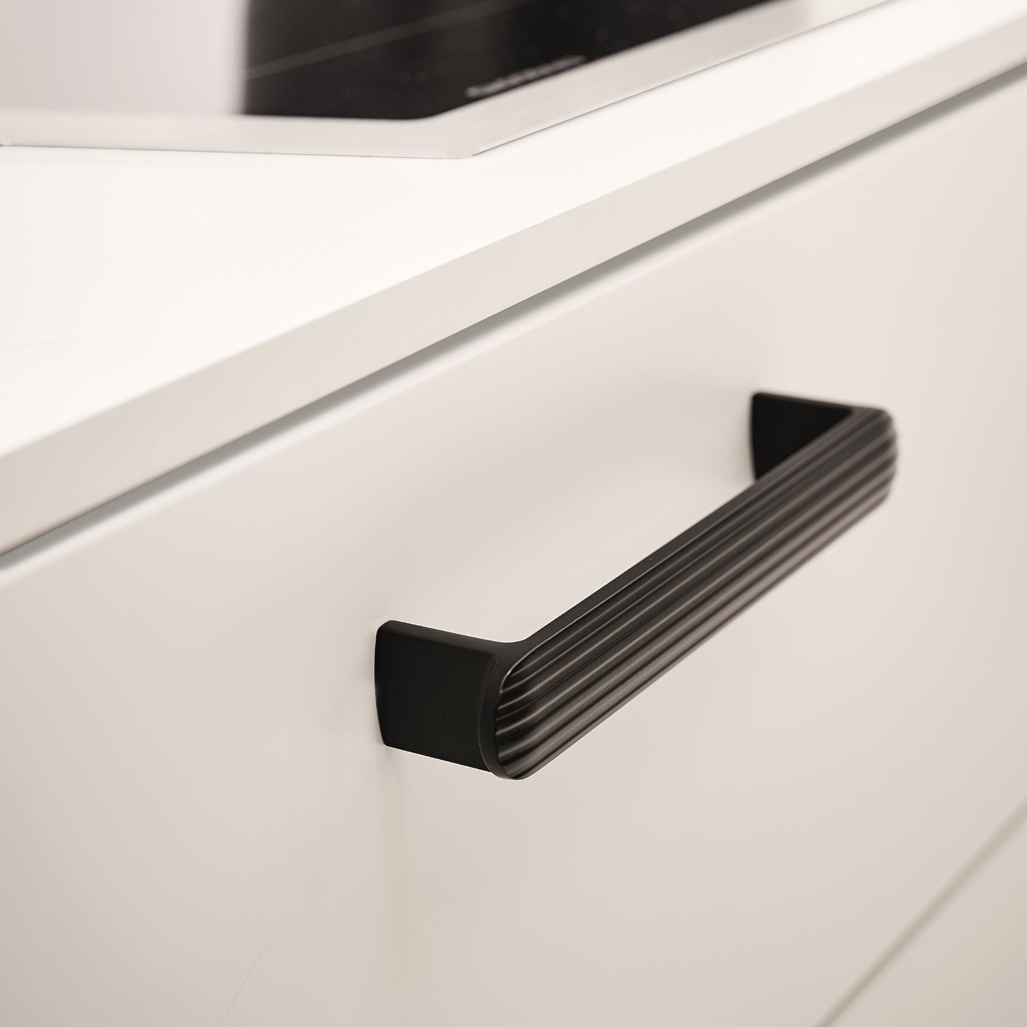 Fluted | Greb i Mat Sort L 148 mm (C/C: 128 mm) Furnipart FP-544460128-99 FINICC