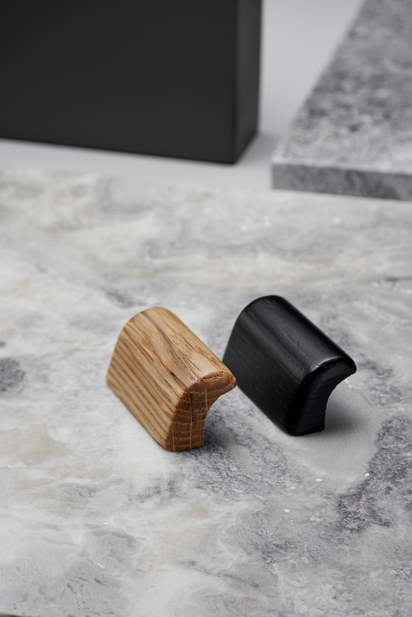 Glove | Greb i Sortbejdset Ask Furnipart FINICC