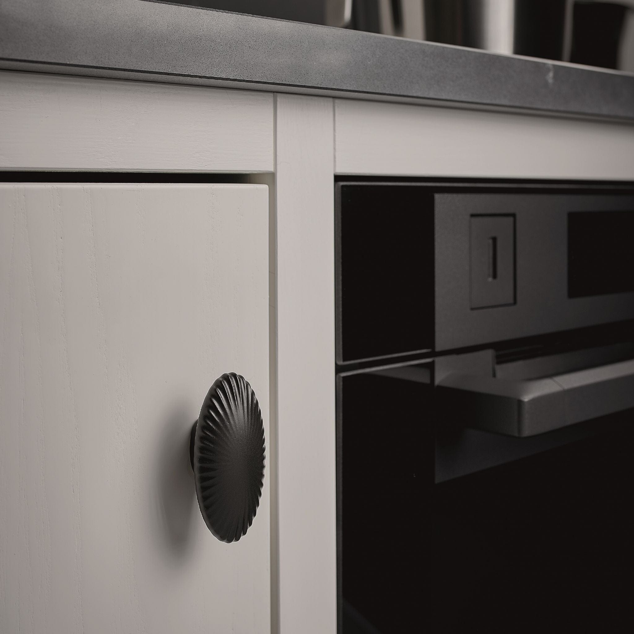 Halo | Greb i Porcelæn / Sort L 74,8 mm (C/C: 16 mm) Furnipart FP-601301016-9 FINICC