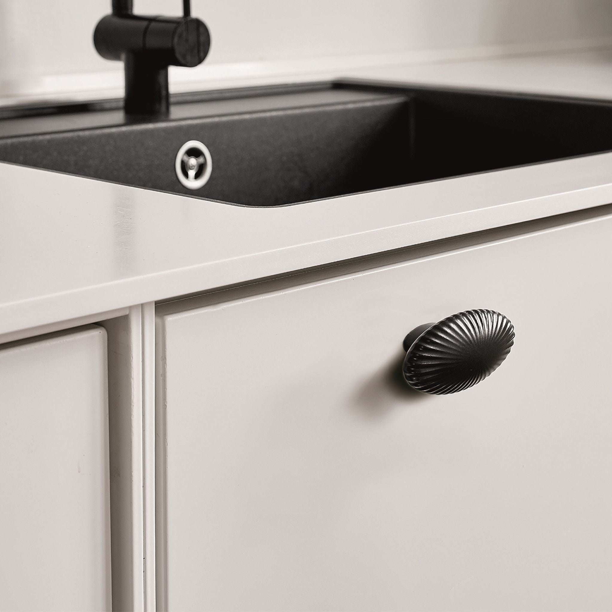 Halo | Greb i Porcelæn / Sort L 74,8 mm (C/C: 16 mm) Furnipart FP-601301016-9 FINICC