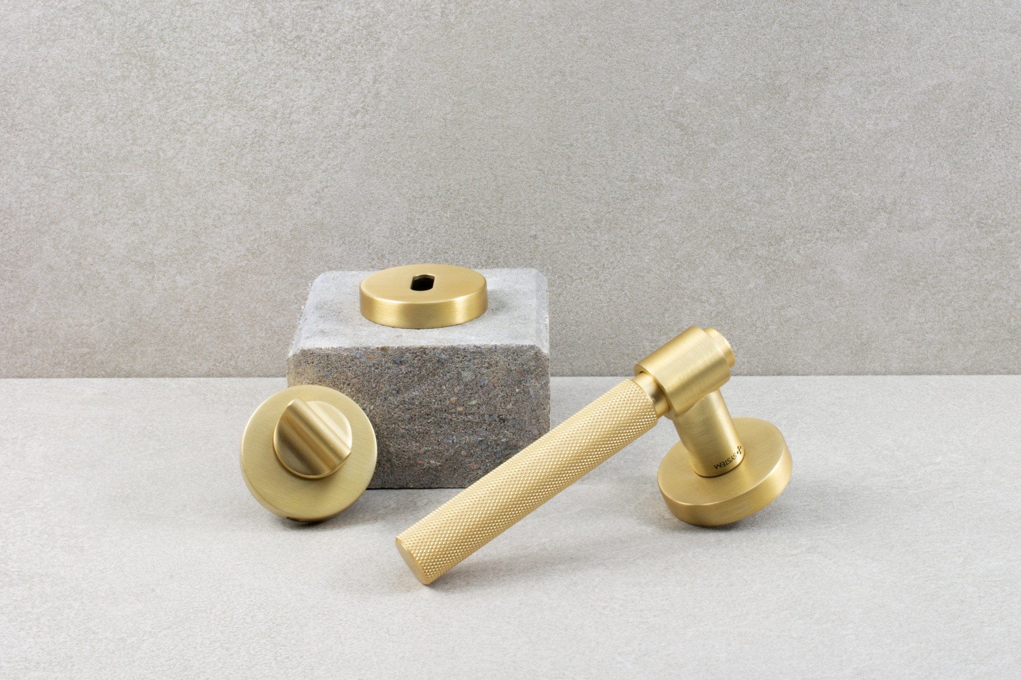 Helix Cross | Dørhåndtag i Børstet Messing L 150 mm (C/C 30 mm) Beslag Design 751012-41 FINICC