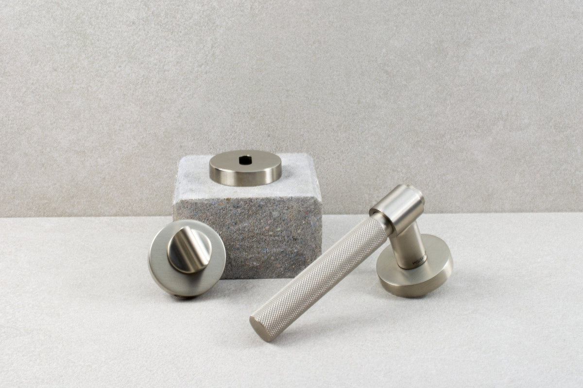 Helix Cross | Dørhåndtag i Børstet Rustfrit Stål Finish L 150 mm (C/C 30 mm) Beslag Design 751013-41 FINICC