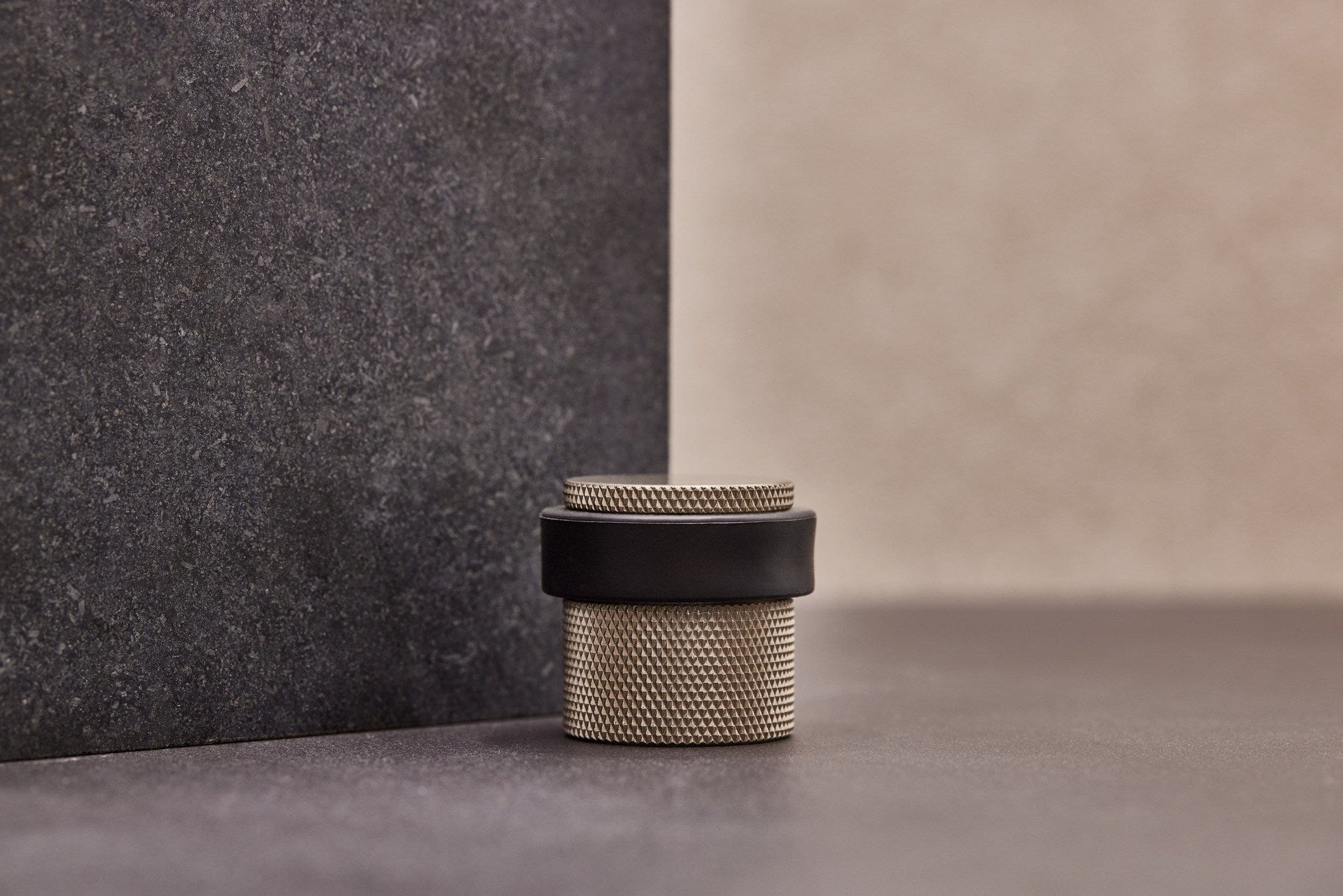 Helix Cross | Dørstopper i Børstet Rustfrit Stål Finish - gulv monteret Ø 38 mm x H 36 mm Beslag Design 753013-41 FINICC