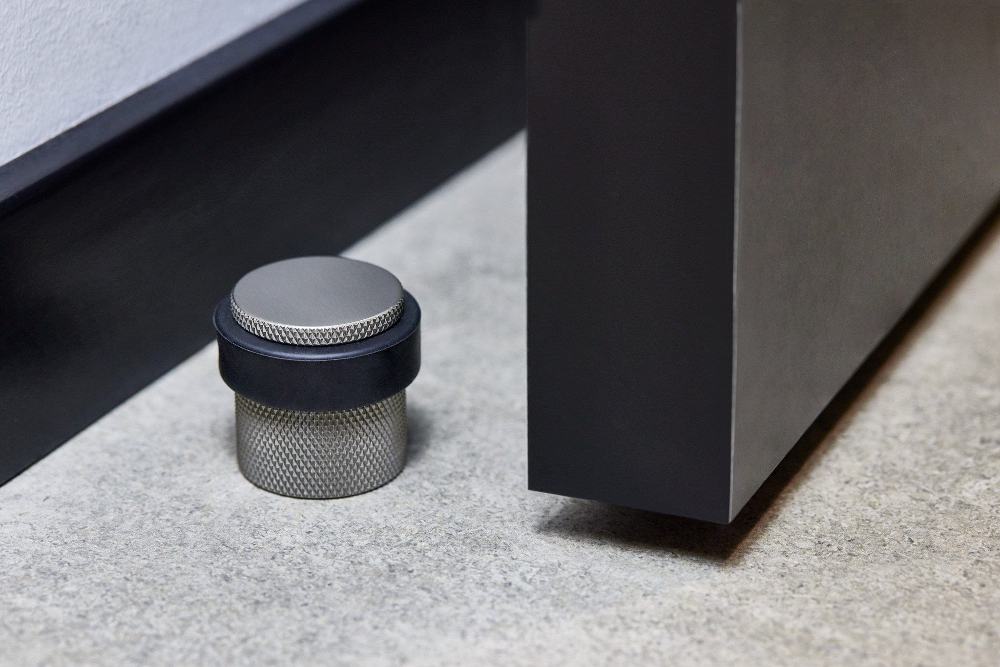 Helix Cross | Dørstopper i Børstet Rustfrit Stål Finish - gulv monteret Ø 38 mm x H 36 mm Beslag Design 753013-41 FINICC