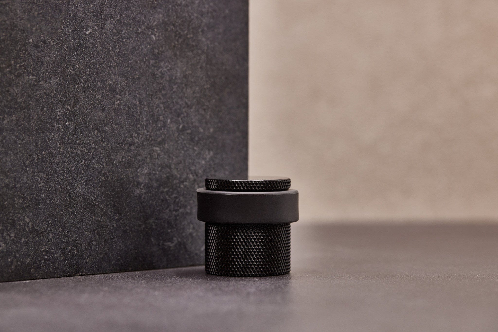 Helix Cross | Dørstopper i Mat Sort - gulv monteret Ø 38 mm x H 36 mm Beslag Design 753010-41 FINICC