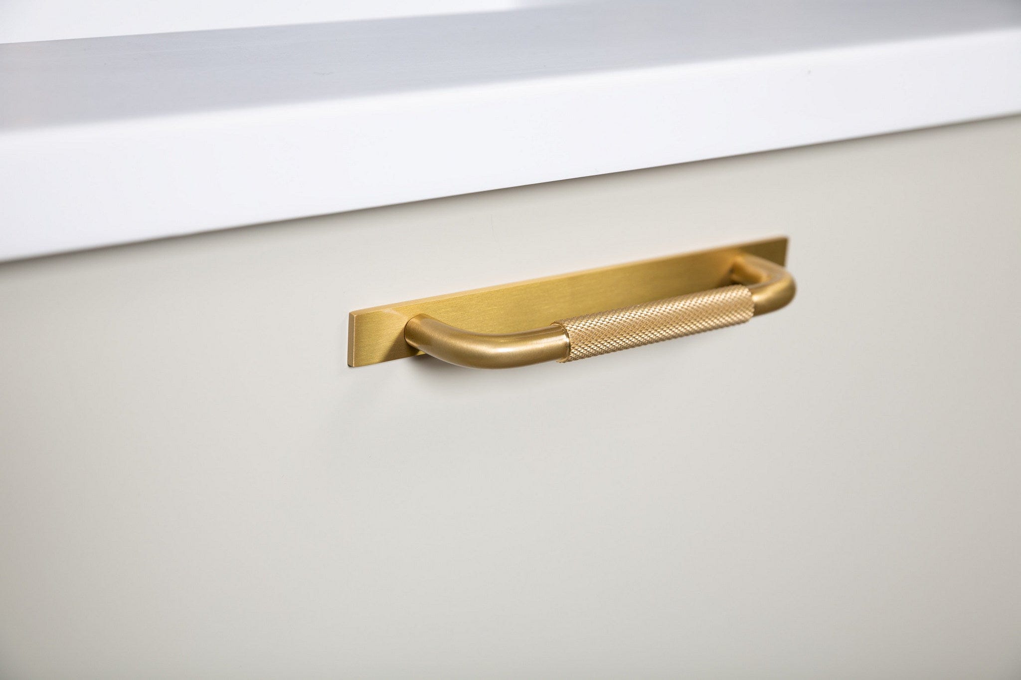 Helix Cross | Greb i Børstet Messing - med bagplade Beslag Design FINICC