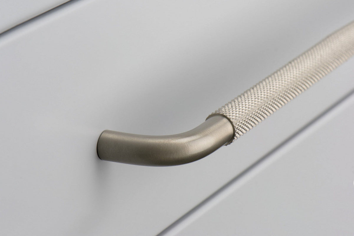 Helix Cross | Greb i Børstet Rustfrit Stål Finish Beslag Design FINICC