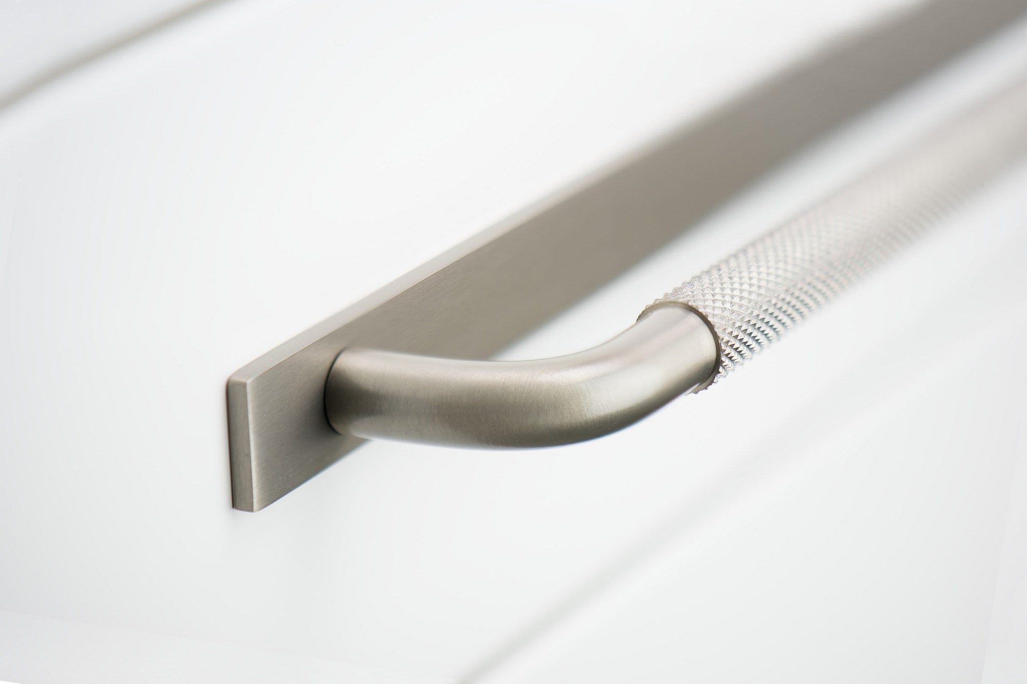 Helix Cross | Greb i Børstet Rustfrit Stål Finish - med bagplade Beslag Design FINICC