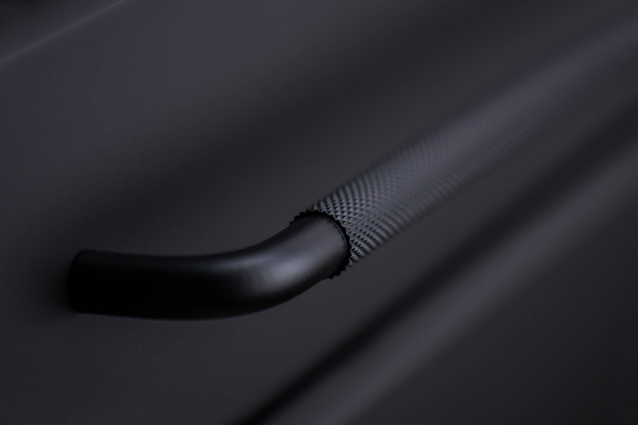 Helix Cross | Greb i Mat Sort Beslag Design FINICC