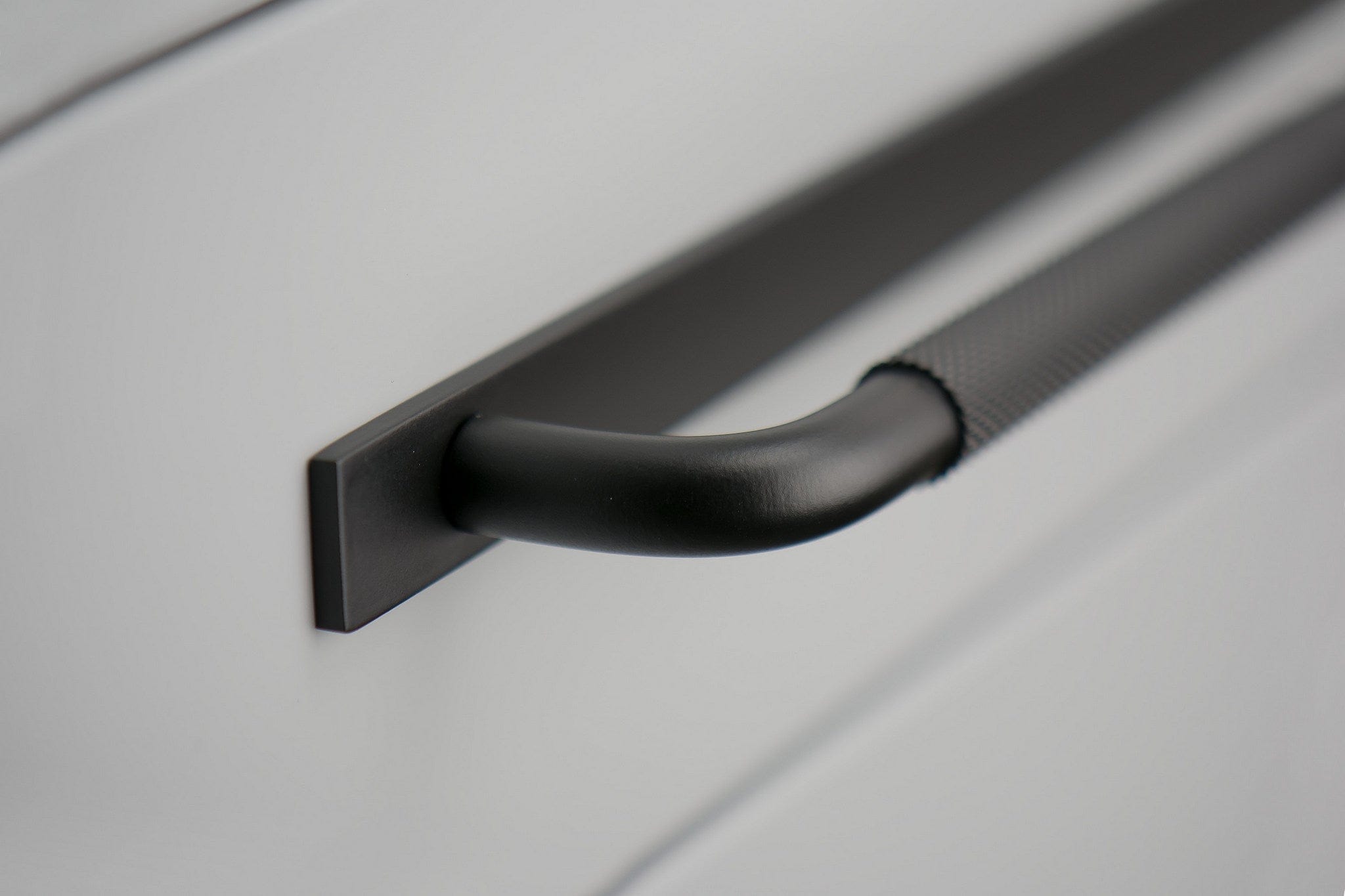 Helix Cross | Greb i Mat Sort - med bagplade Beslag Design FINICC