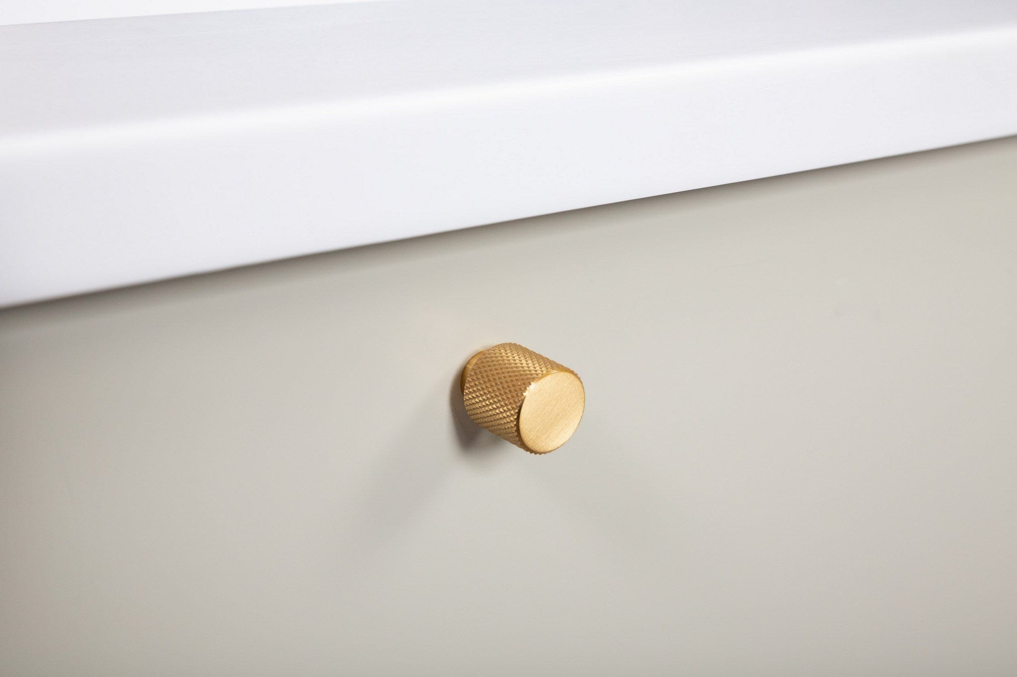 Helix Cross | Knop i Børstet Messing Beslag Design FINICC