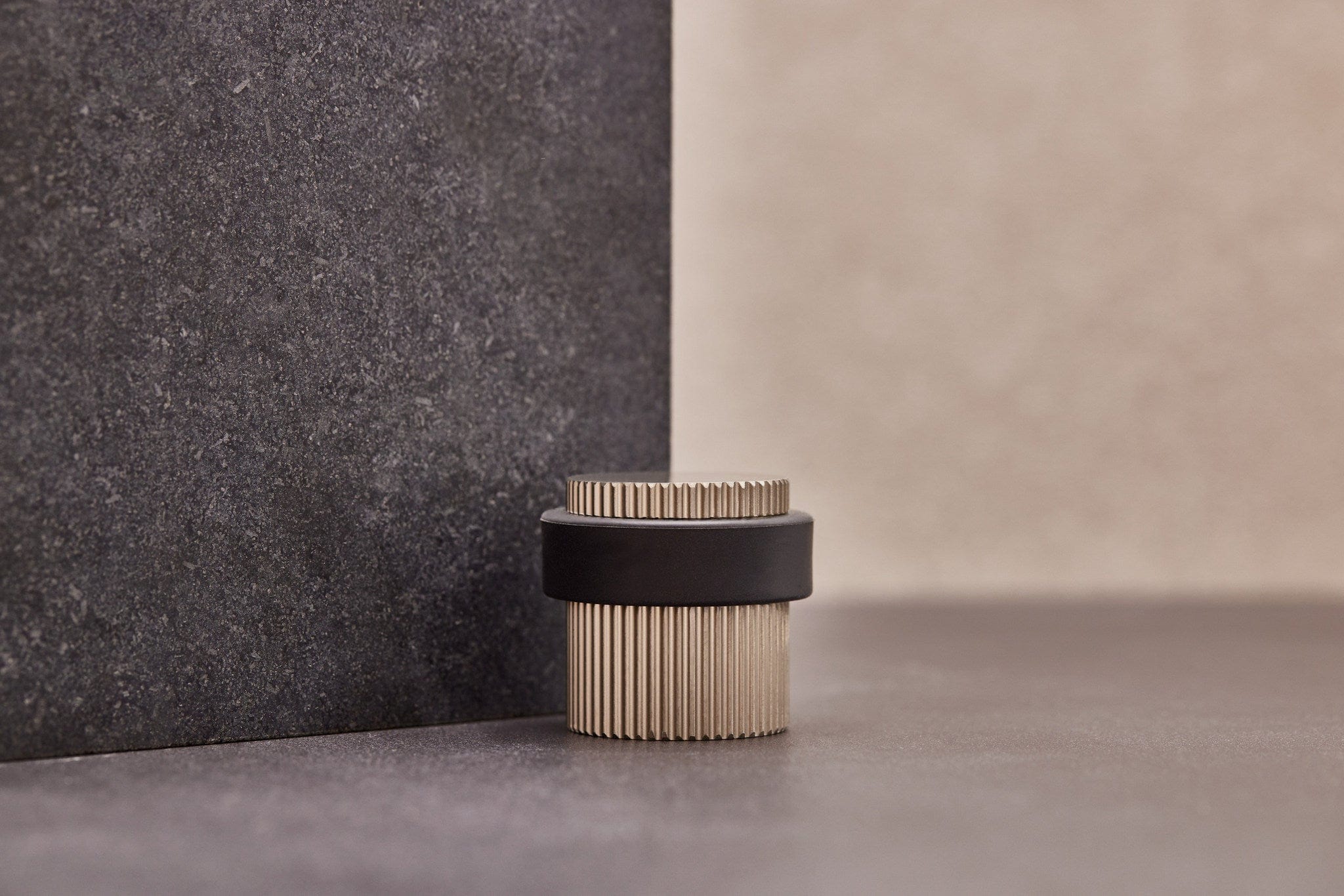 Helix Stripe | Dørstopper i Børstet Rustfrit Stål Finish - gulv monteret Ø 38 mm x H 36 mm Beslag Design 753113-41 FINICC