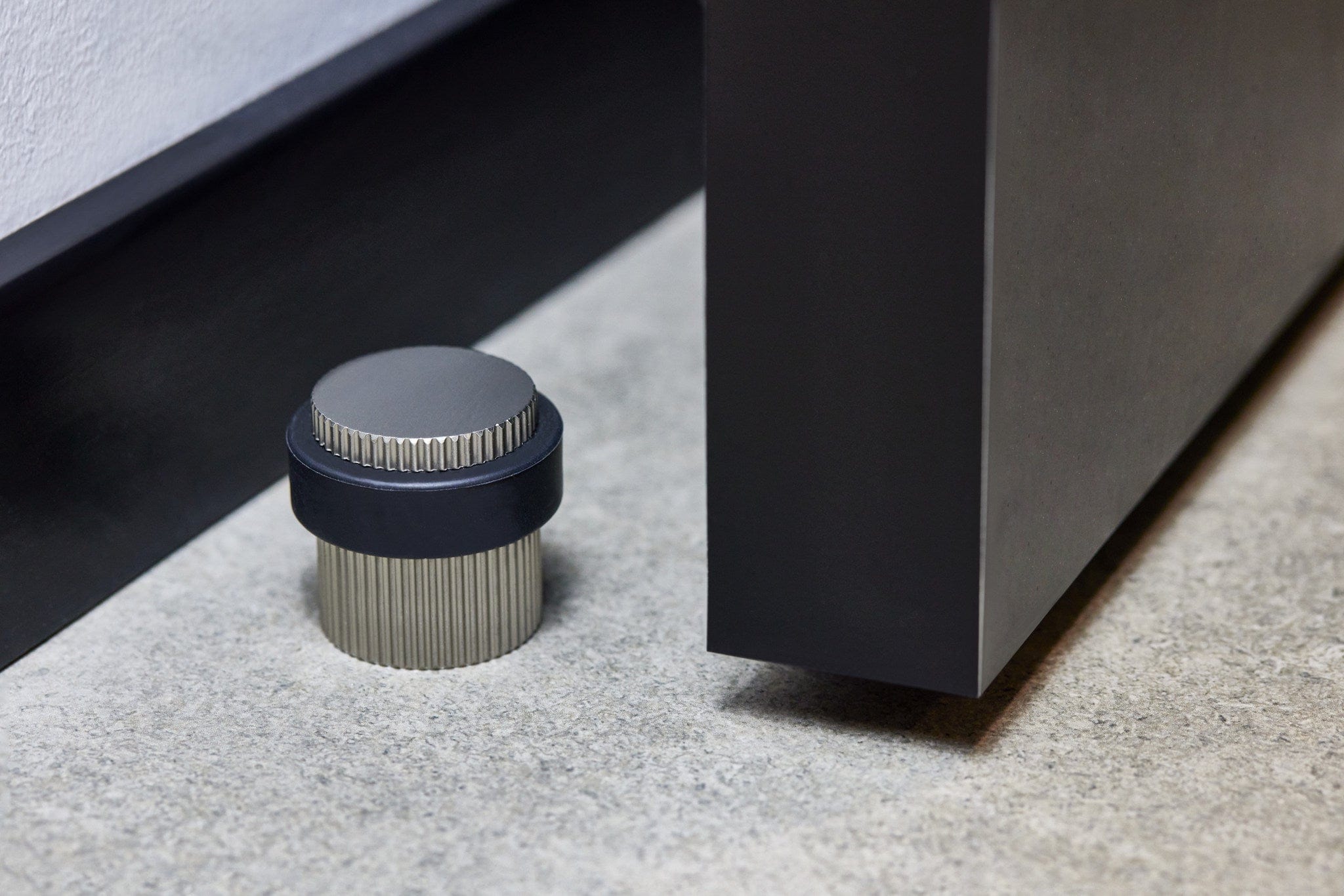 Helix Stripe | Dørstopper i Børstet Rustfrit Stål Finish - gulv monteret Ø 38 mm x H 36 mm Beslag Design 753113-41 FINICC