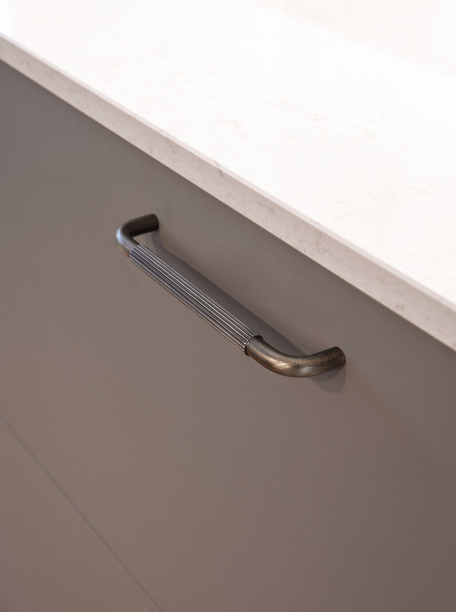 Helix Stripe | Greb i Antik Bronze Beslag Design FINICC