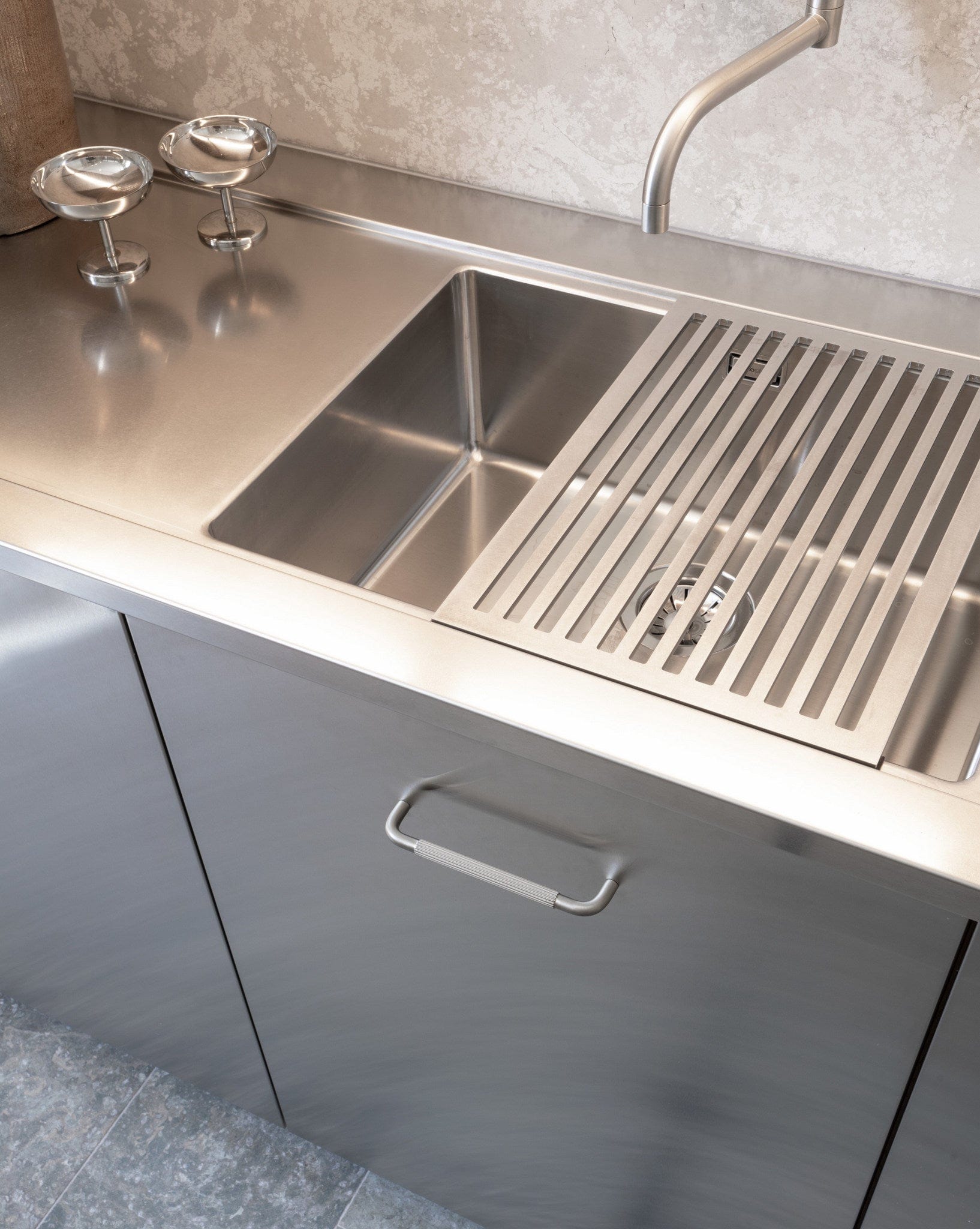 Helix Stripe | Greb i Børstet Rustfrit Stål Finish Beslag Design FINICC