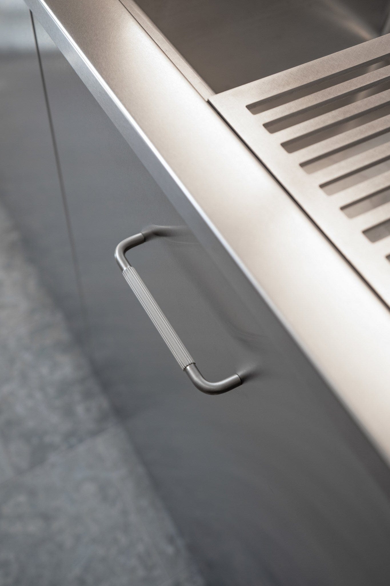 Helix Stripe | Greb i Børstet Rustfrit Stål Finish Beslag Design FINICC