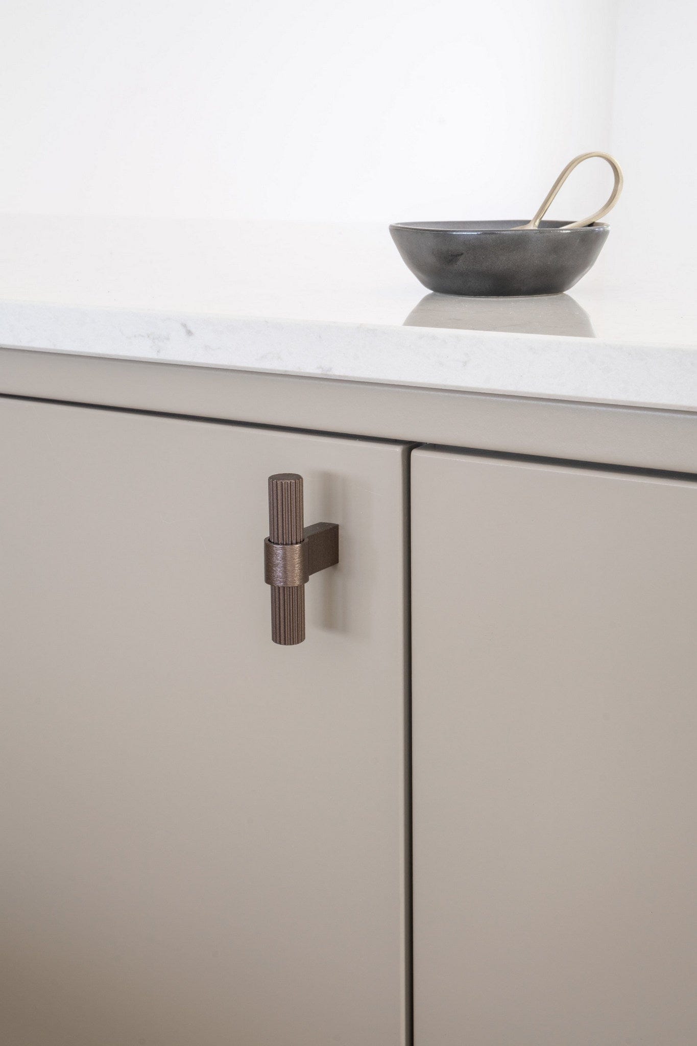 Helix T Stripe | Greb i Dark Bronze L 60 mm x D 35 mm Beslag Design 309214-11 FINICC