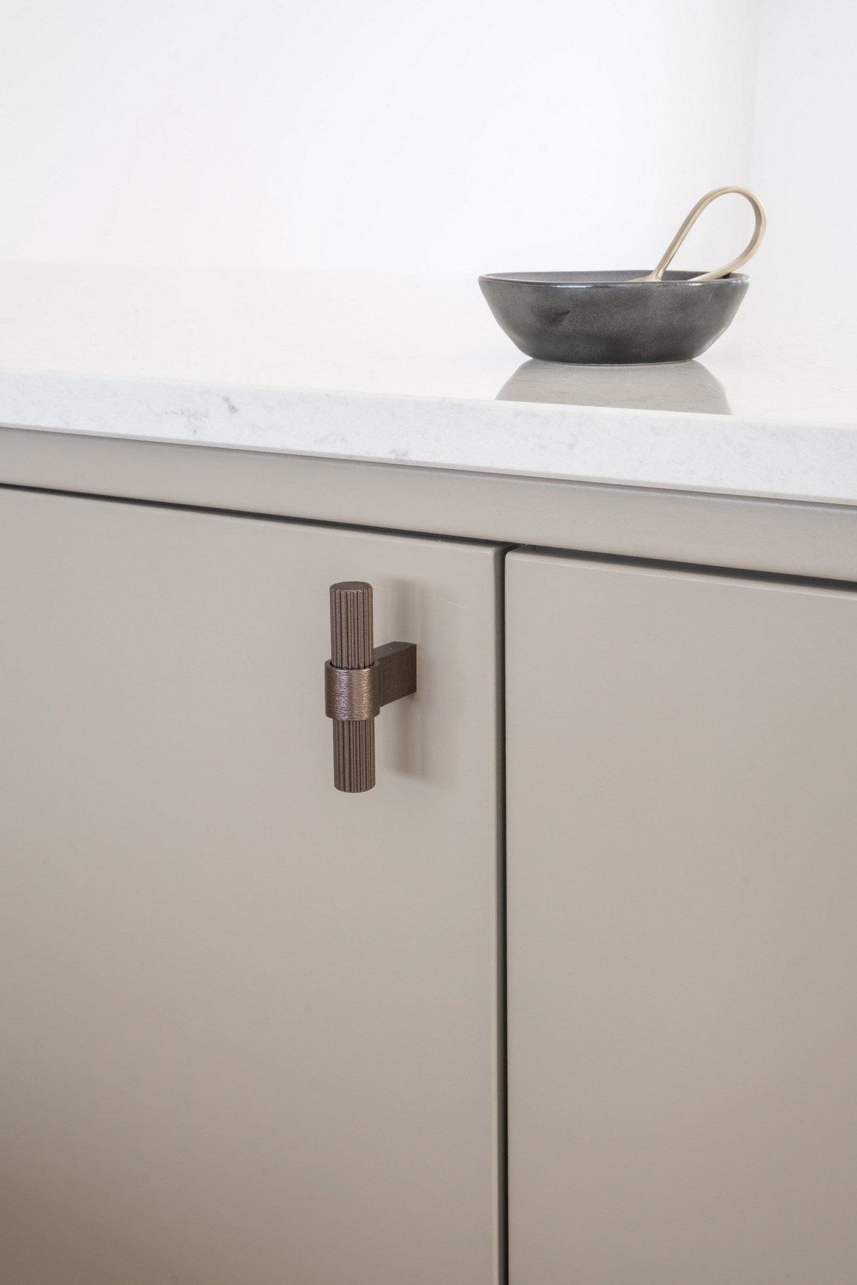 Helix T Stripe | Greb i Dark Bronze L 60 mm x D 35 mm Beslag Design 309214-11 FINICC