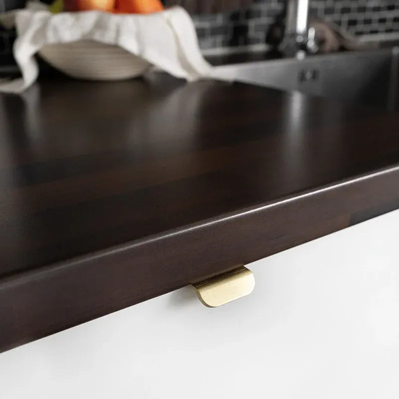 Roundy | Greb i Børstet Messing Beslag Design FINICC