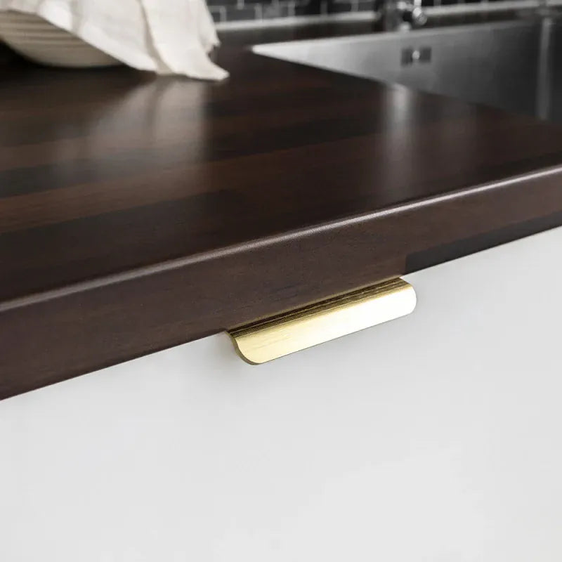 Roundy | Greb i Børstet Messing Beslag Design FINICC