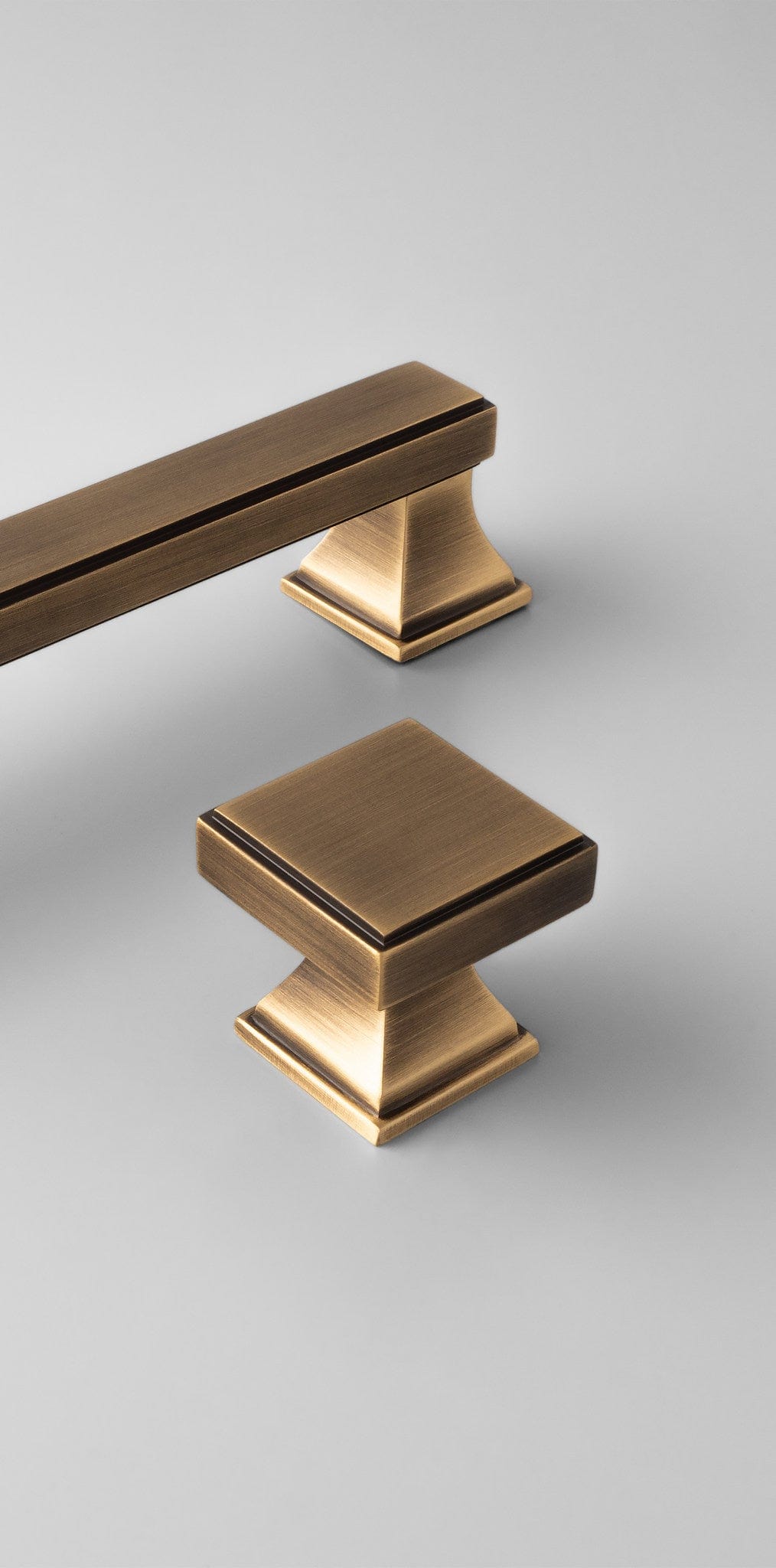 Jesper Square | Knop i Antik Messing Ø x D 24 mm Alexander & Wilks AW806-30-AB FINICC