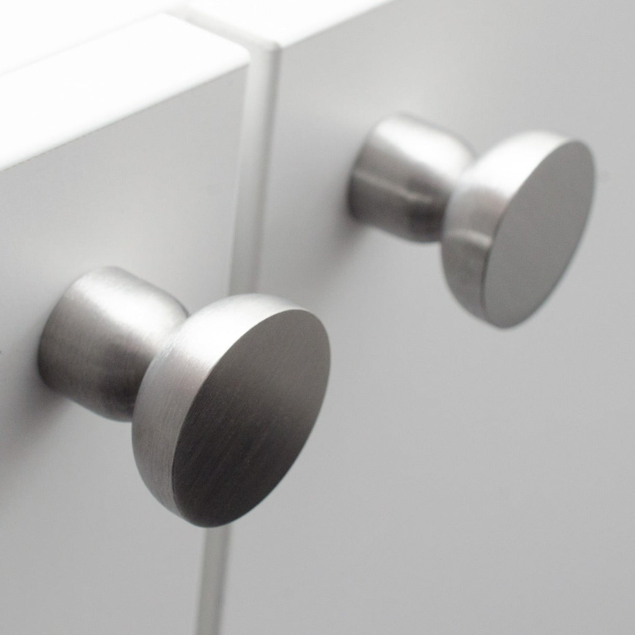 Kokeshi 3032 | Knop/Knage i Børstet Rustfrit Stål Ø 30 mm x D 32 mm BB Sweden BB-KN52RB FINICC