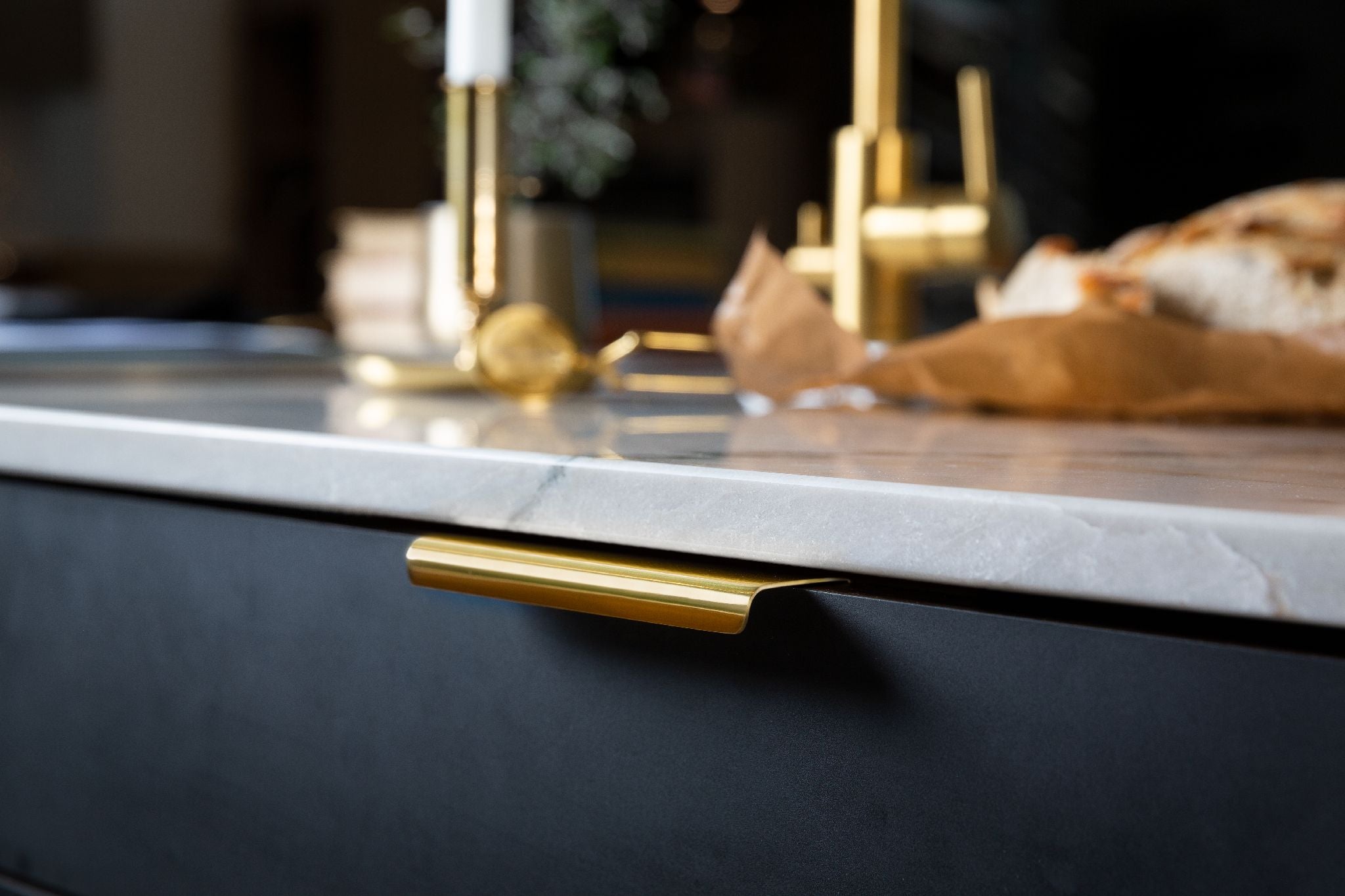 Lip | Greb i Blank Messing uden Lak Beslag Design FINICC