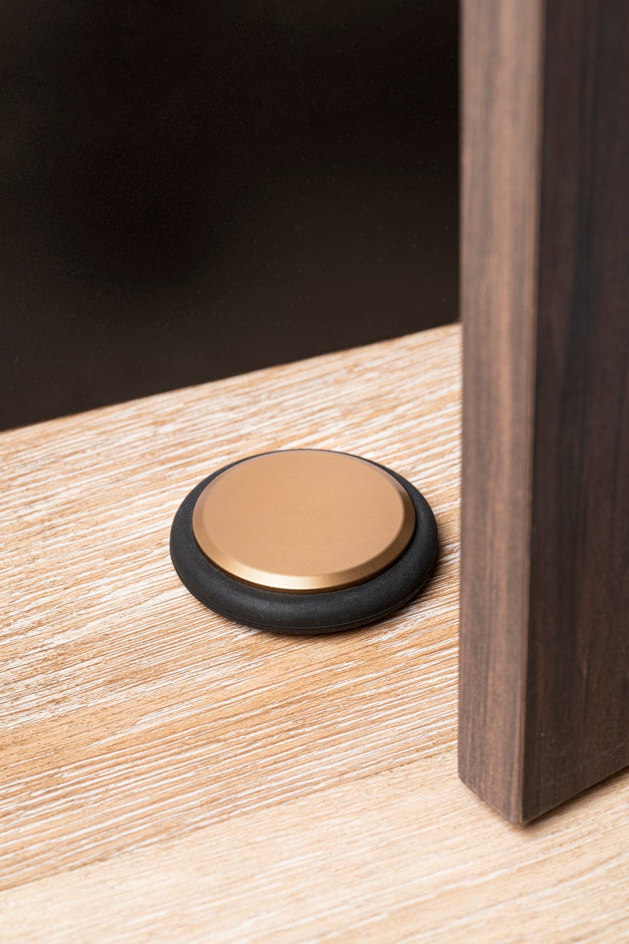 Low | Dørstopper i Børstet Cava Messing Viefe FINICC