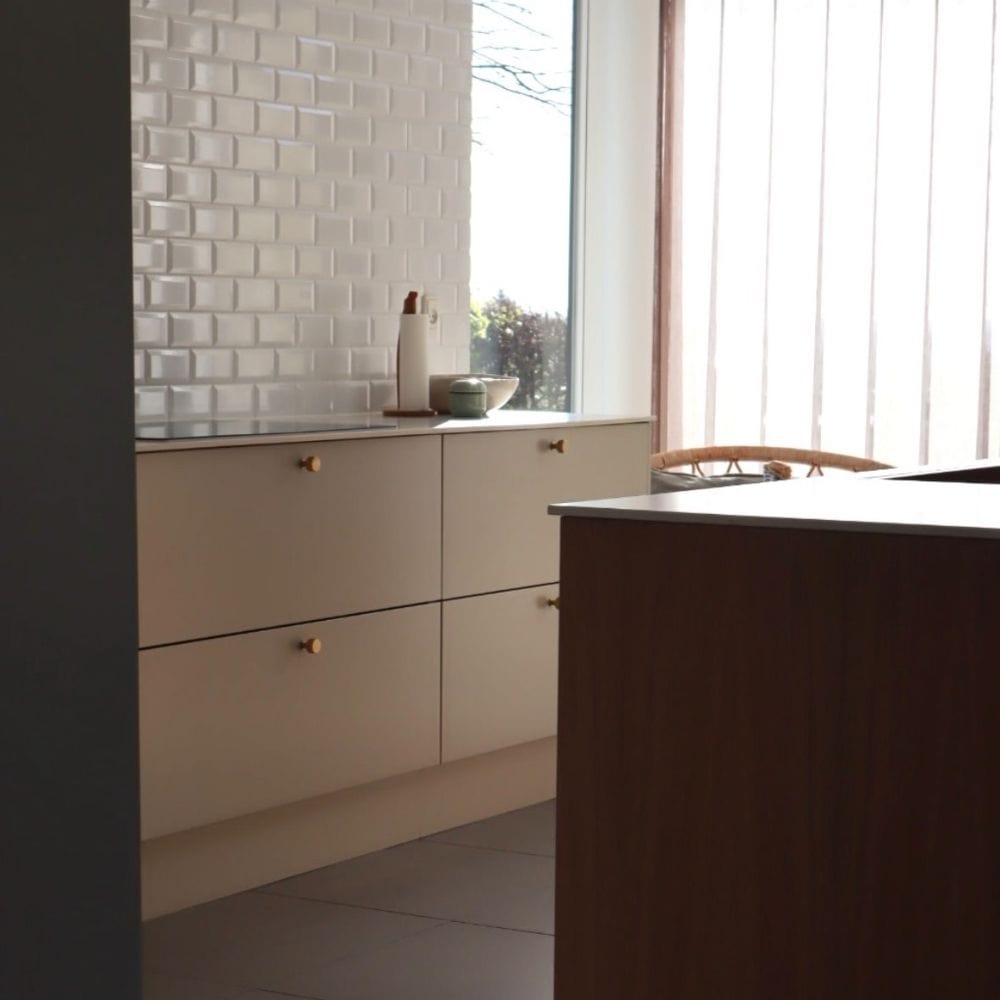 Lucia Cross | Knop i Børstet Messing Med lak Ø 29 mm x D 34 mm Alexander & Wilks AW807K-29-SBPVD FINICC