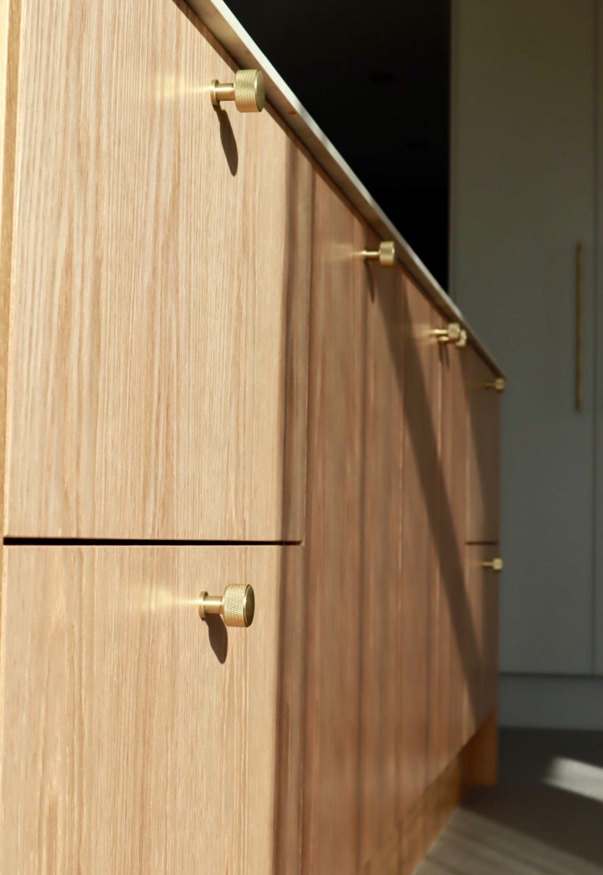 Lucia Cross | Knop i Børstet Messing Med lak Ø 29 mm x D 34 mm Alexander & Wilks AW807K-29-SBPVD FINICC