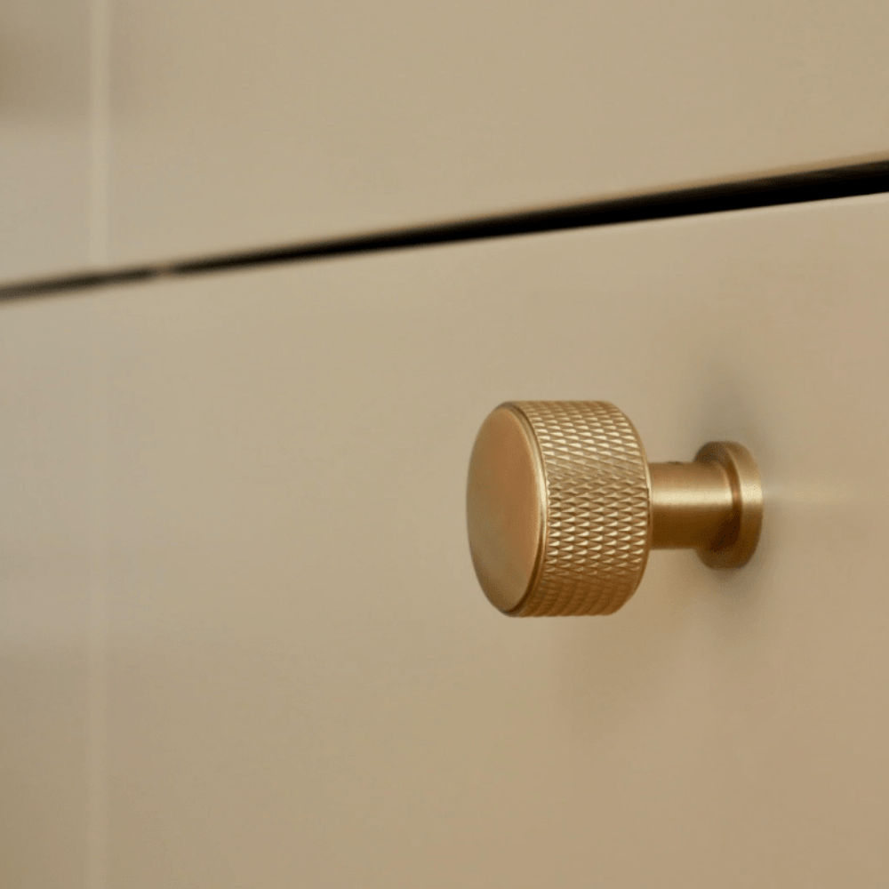 Lucia Cross | Knop i Børstet Messing Med lak Ø 29 mm x D 34 mm Alexander & Wilks AW807K-29-SBPVD FINICC