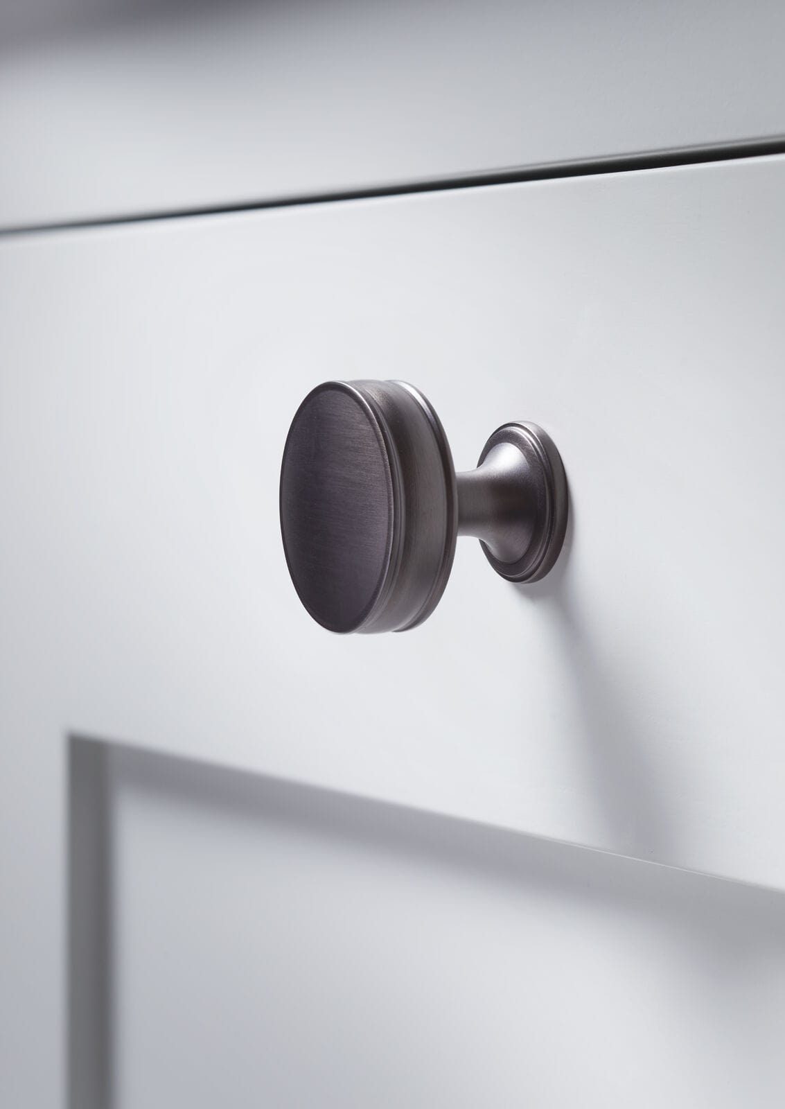 Lynd | Knop i Dark Bronze Ø 32 mm x D 29 mm Alexander & Wilks AW808-32-DBZ FINICC