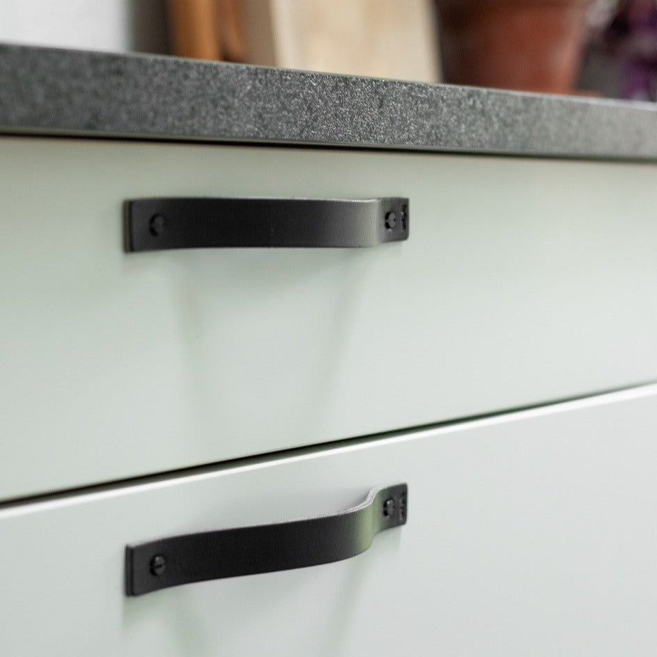 M2 | Lædergreb i Sort Læder / Sort Skrue byRavn FINICC