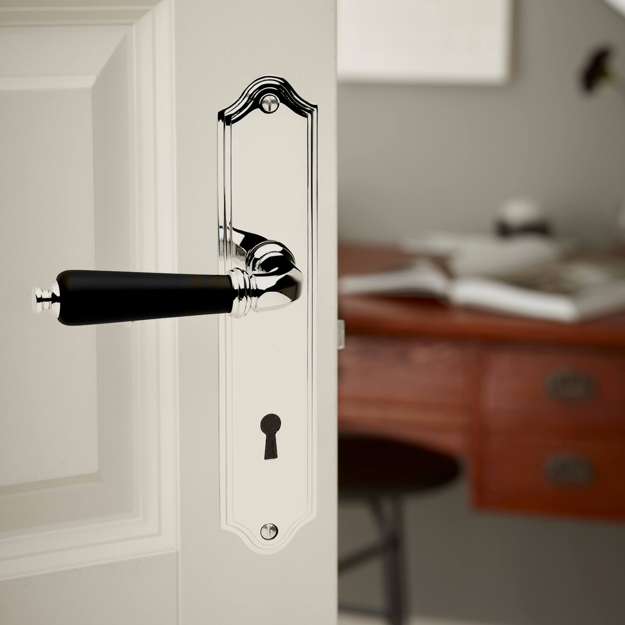 Madrid | Dørhåndtag i Blank Krom på langskilt L 120 mm Habo HB-19153 FINICC