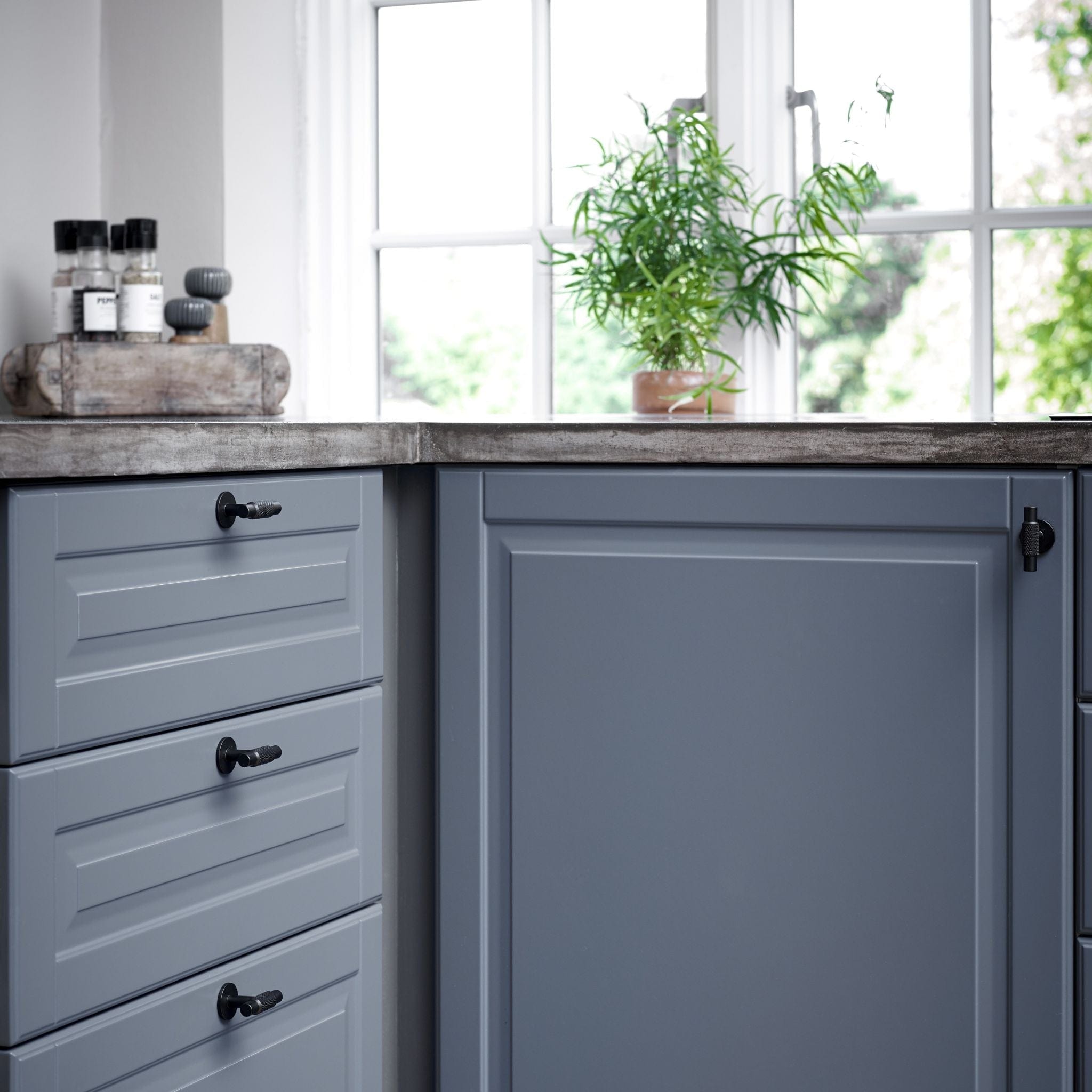 Manor T-Bar | Handtag/Knopp i Matt Svart med bakplatta