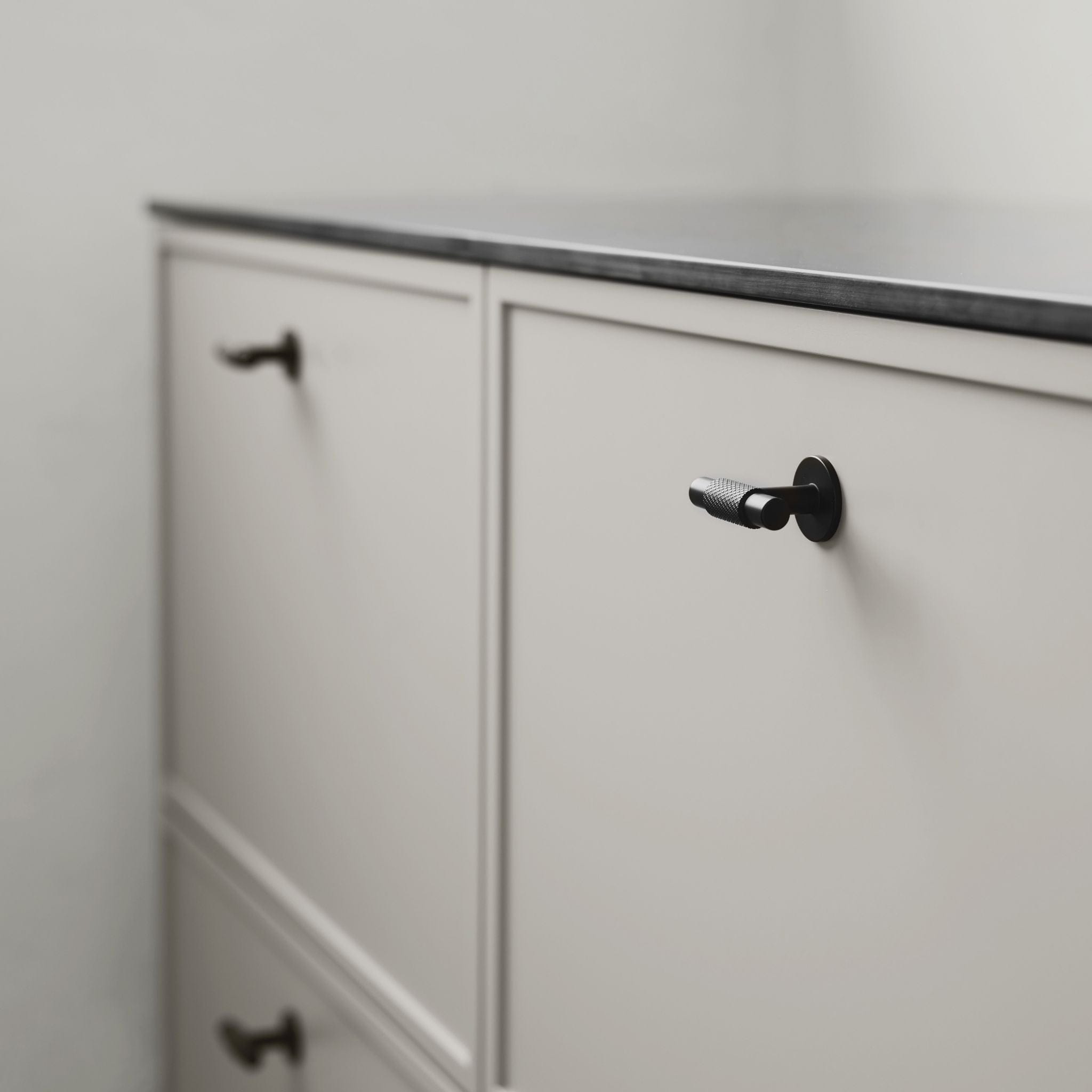 Manor T-Bar | Handtag/Knopp i Matt Svart med bakplatta