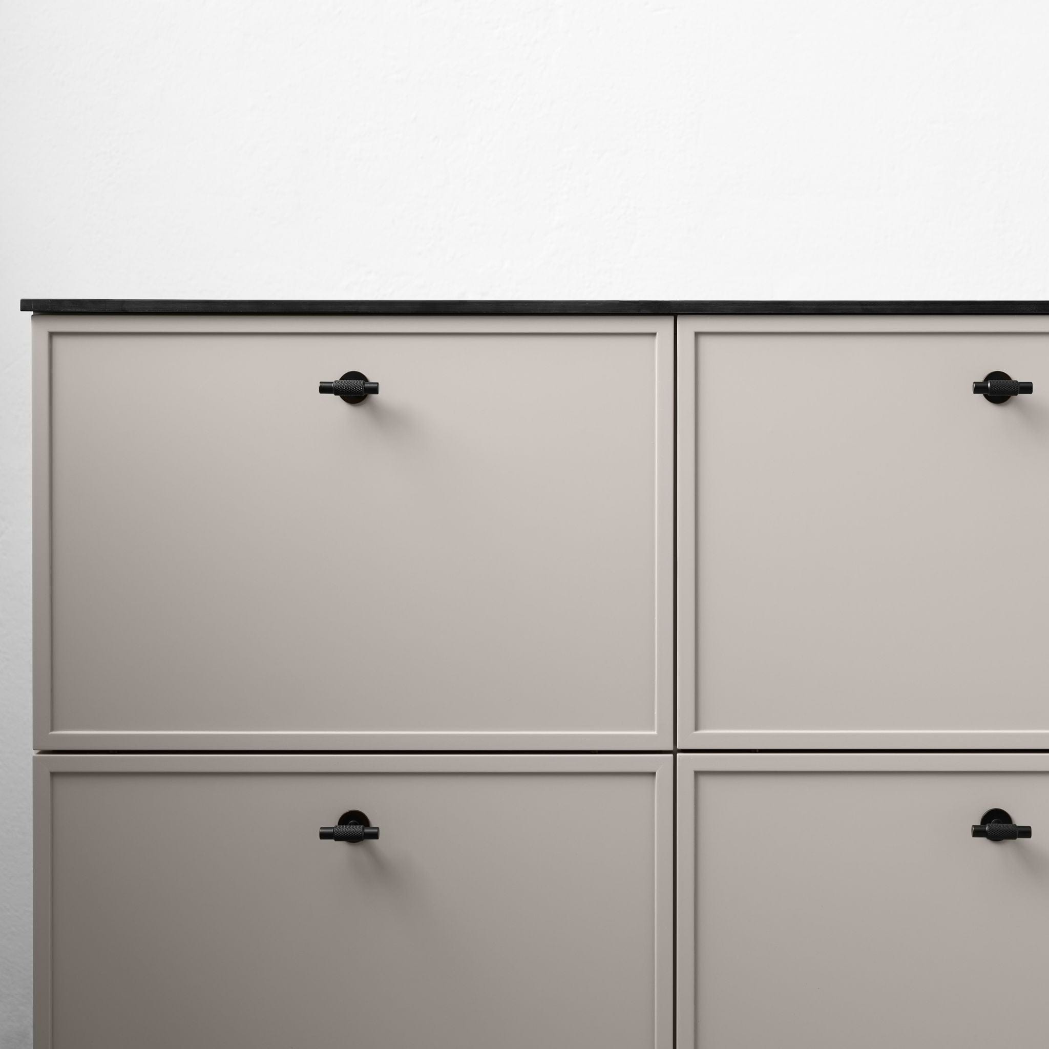 Manor T-Bar | Handtag/Knopp i Matt Svart med bakplatta