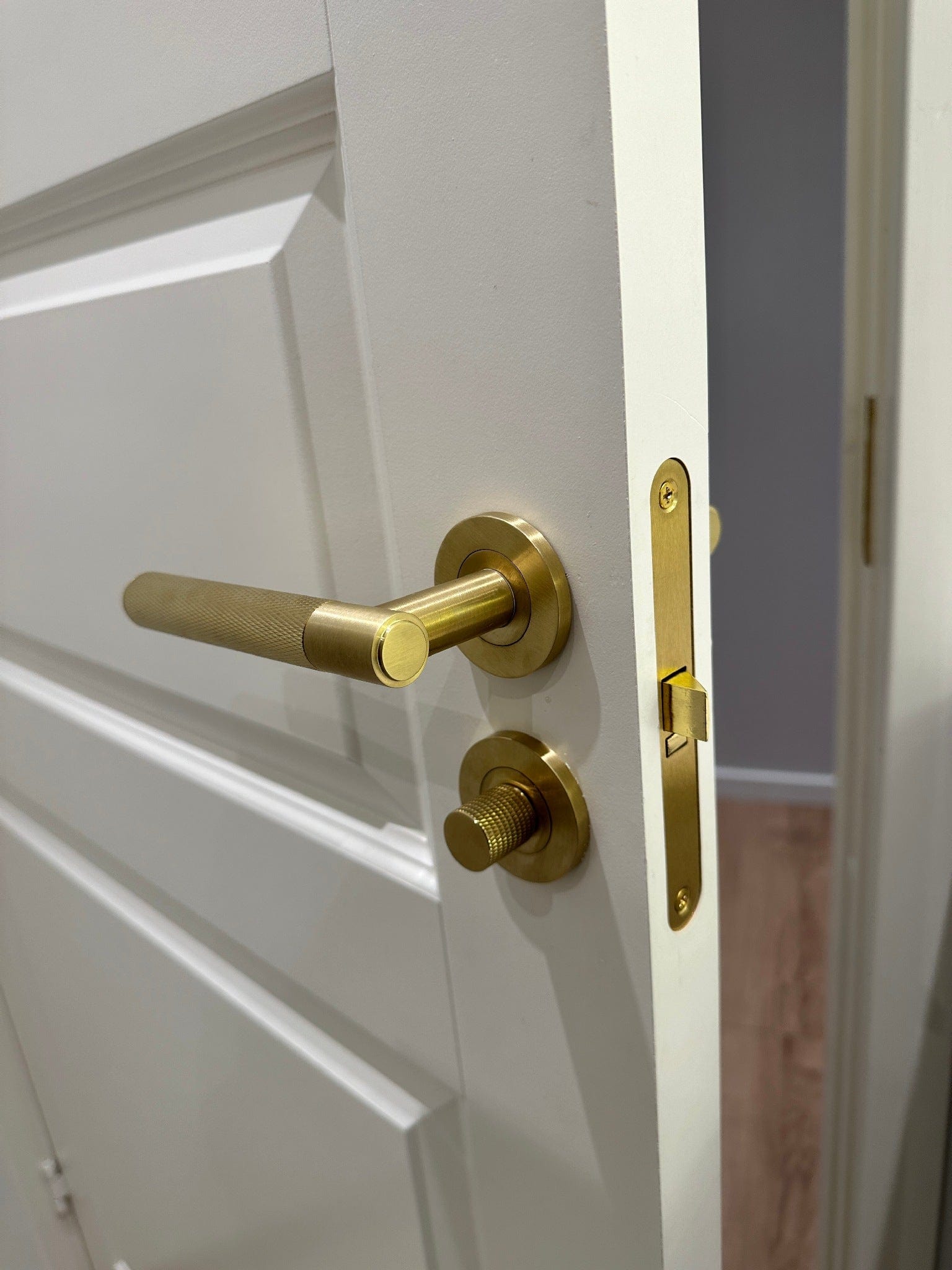 MDL 2014 | Låsekasse i Børstet Messing Med lak (inklusiv slutblik og nøgle) 149 x 22 mm (C/C 72 mm) Sibes KC-205673 FINICC