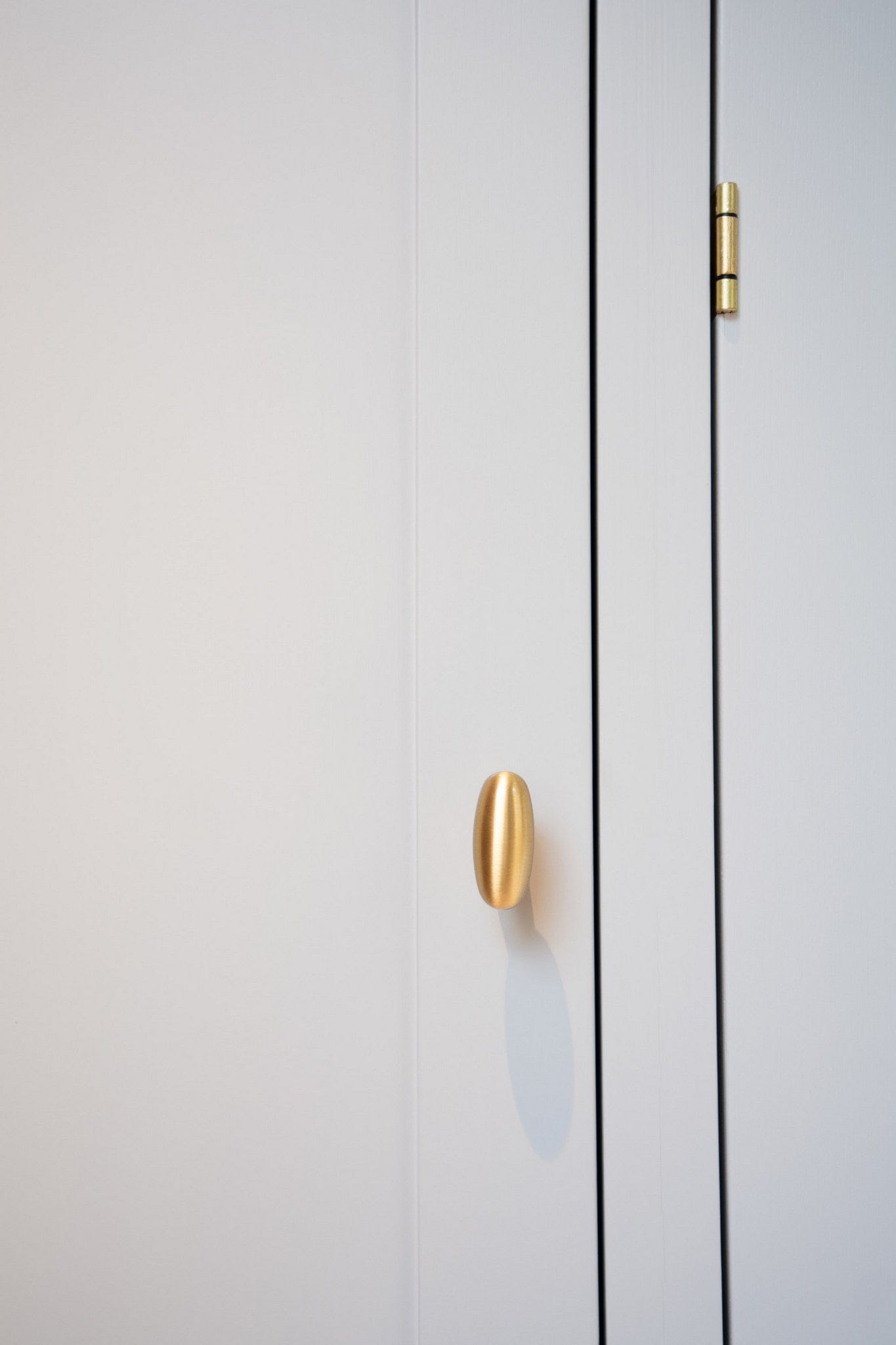 Oliver T | T-Greb i Børstet Messing uden Lak L 48 mm x D 35 mm Beslag Design 343415-11 FINICC