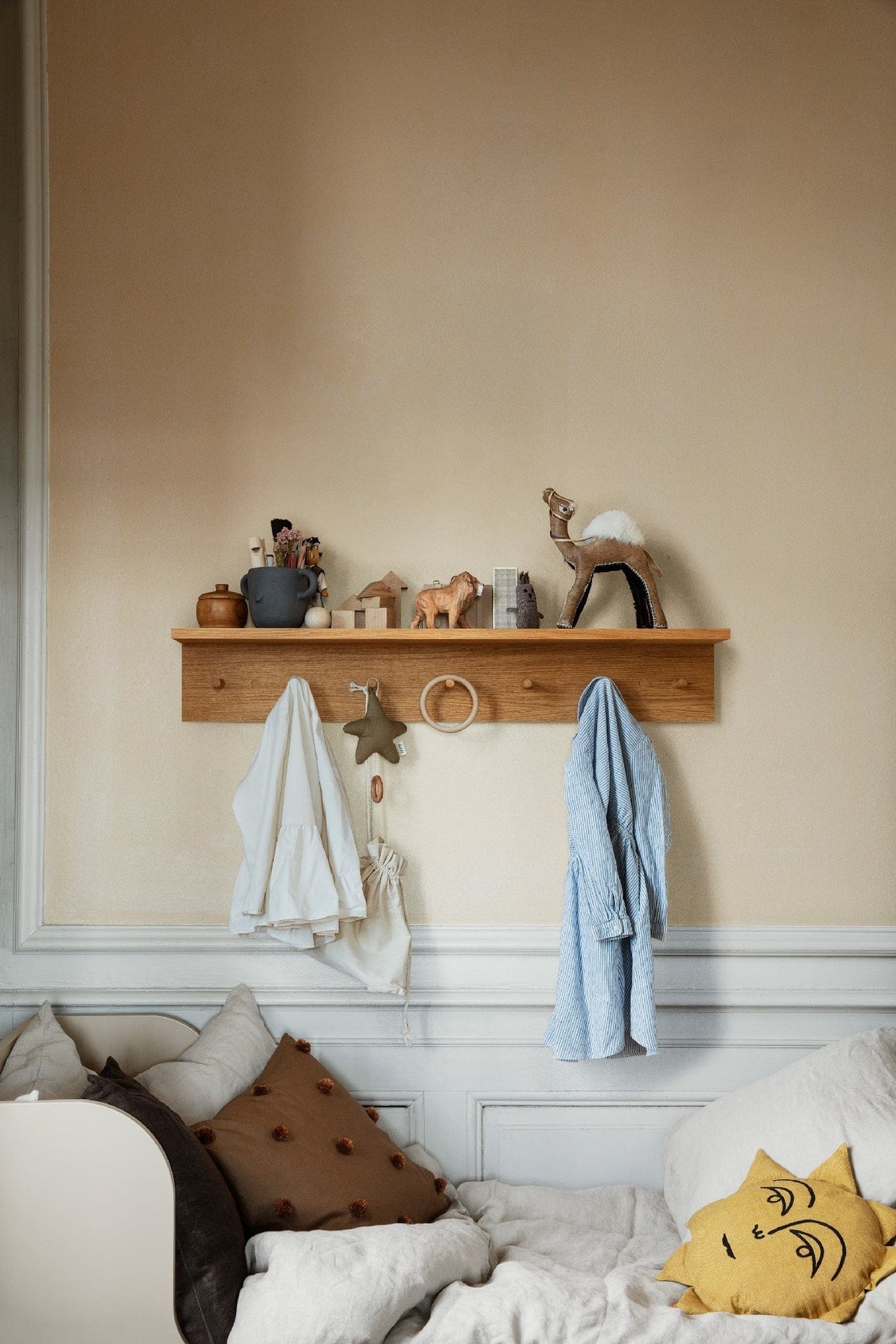 Place Rack | Knagerække med hylde i Eg ferm LIVING FINICC