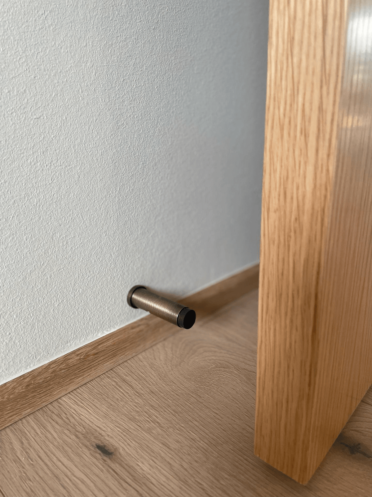 Plain Wall | Dørstopper i Antik Messing Ø 20 mm x D 75 mm Alexander & Wilks AW601-75-AB FINICC