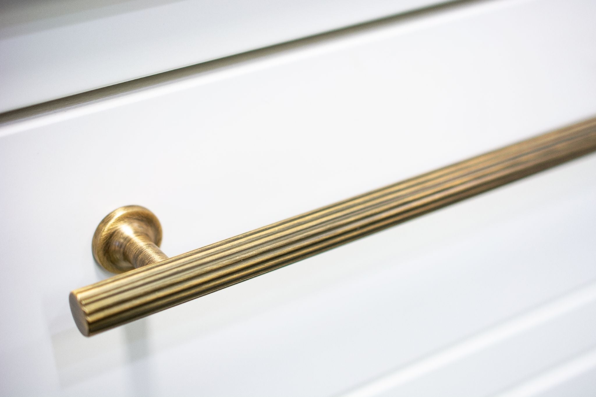 Portland | Greb i Antik Bronze L 242 mm (C/C 192 mm) Beslag Design 308601-11 FINICC