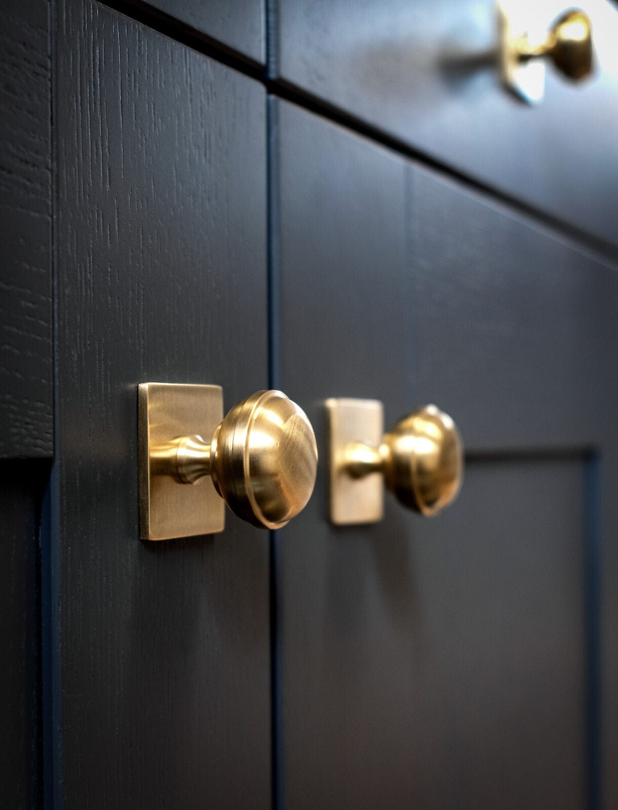 Quantock | Knop i Børstet Messing med Lak Ø 34 mm x D 36 mm Alexander & Wilks AW826-34-SBPVD FINICC