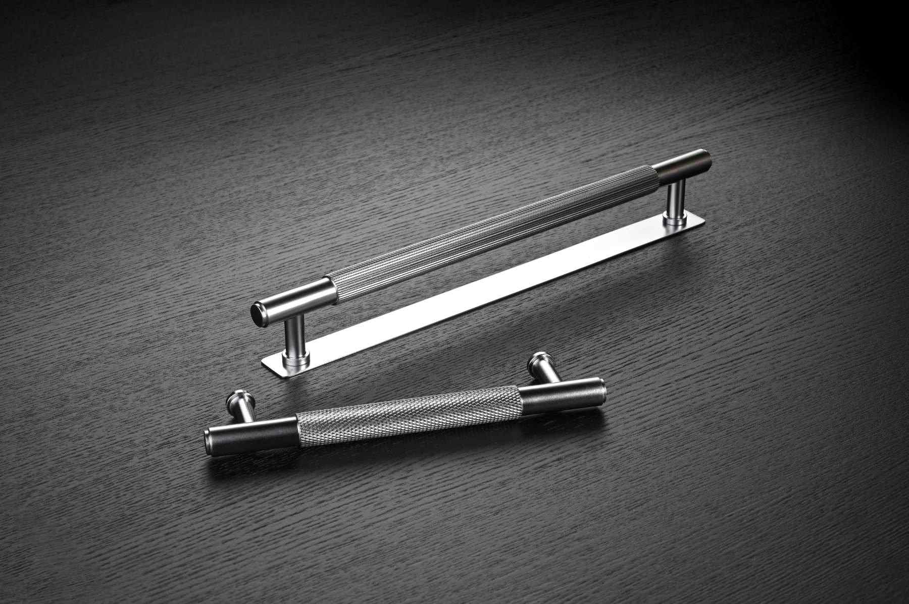 Salo Stripe | Greb i Rustfrit Stål Finish med bagplade Theofils FINICC