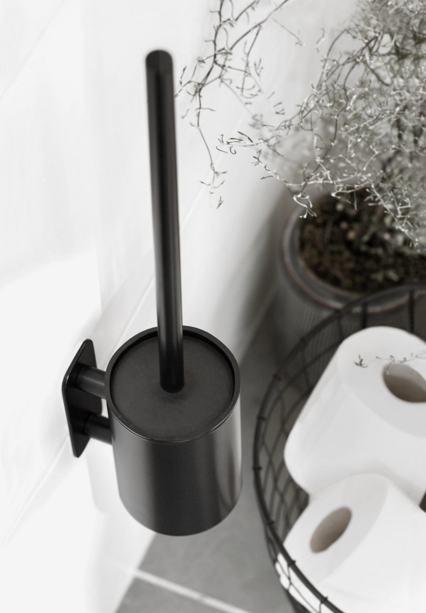 Solid | Toiletbørste i Mat Sort - selvklæbende montering Beslag Design 620031-41 FINICC