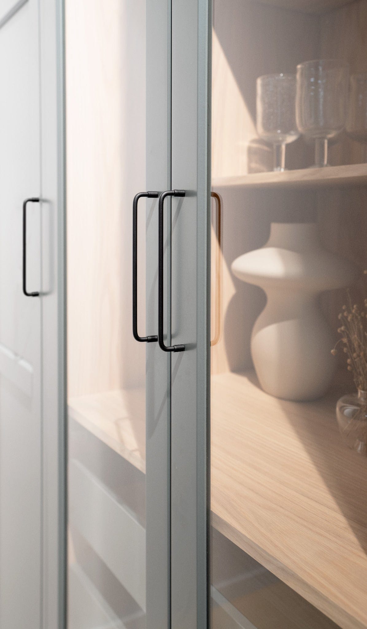 Spira | Greb i Mat Sort Beslag Design FINICC