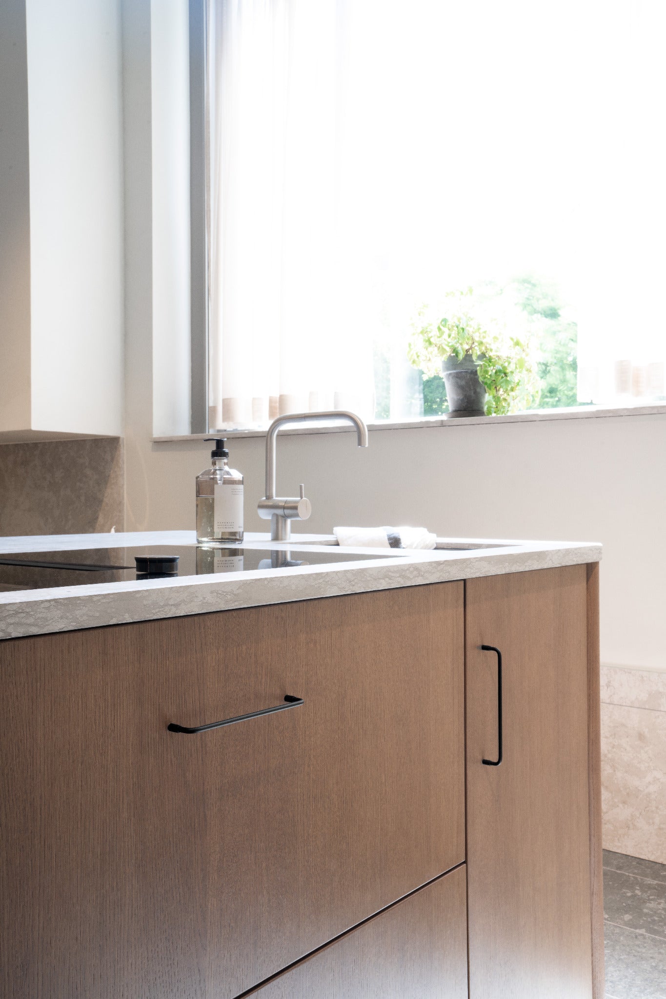 Spira | Greb i Mat Sort Beslag Design FINICC