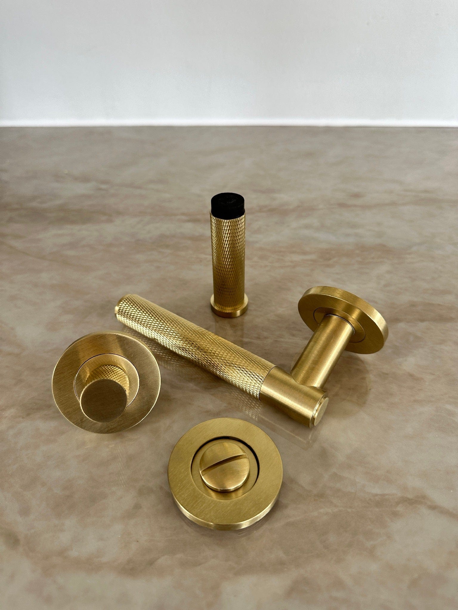 Spitfire Cross | Dørhåndtag i Børstet Messing med Lak Alexander & Wilks AW220SBPVD-SET FINICC