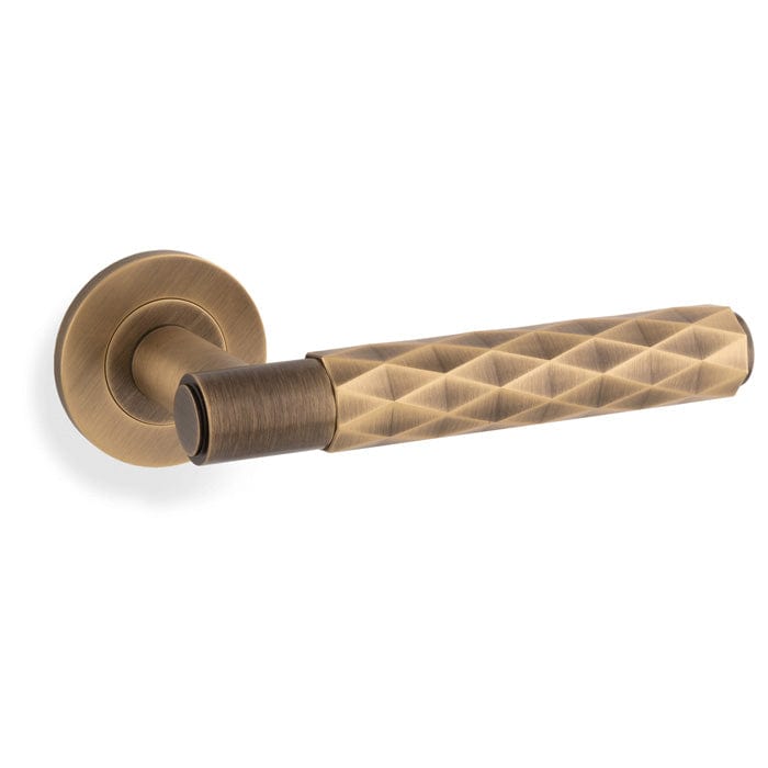 Spitfire Diamond | Dørhåndtag i Antik Messing Alexander & Wilks AW226AB-SET FINICC